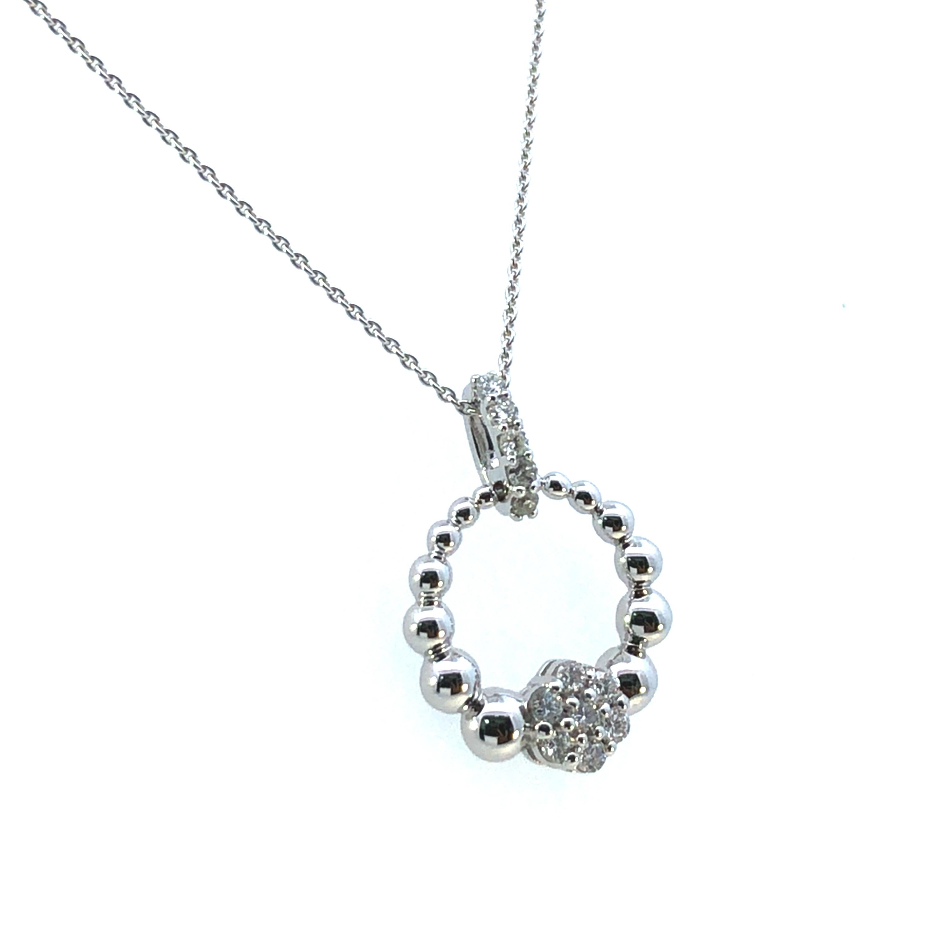 Perfetto connubio tra eleganza e moderna raffinatezza, questo pendente a cerchio con perline in oro bianco 14K presenta .15 carati di abbaglianti diamanti naturali. L'esclusivo design a perline aggiunge dimensione e consistenza, mentre il pavé di