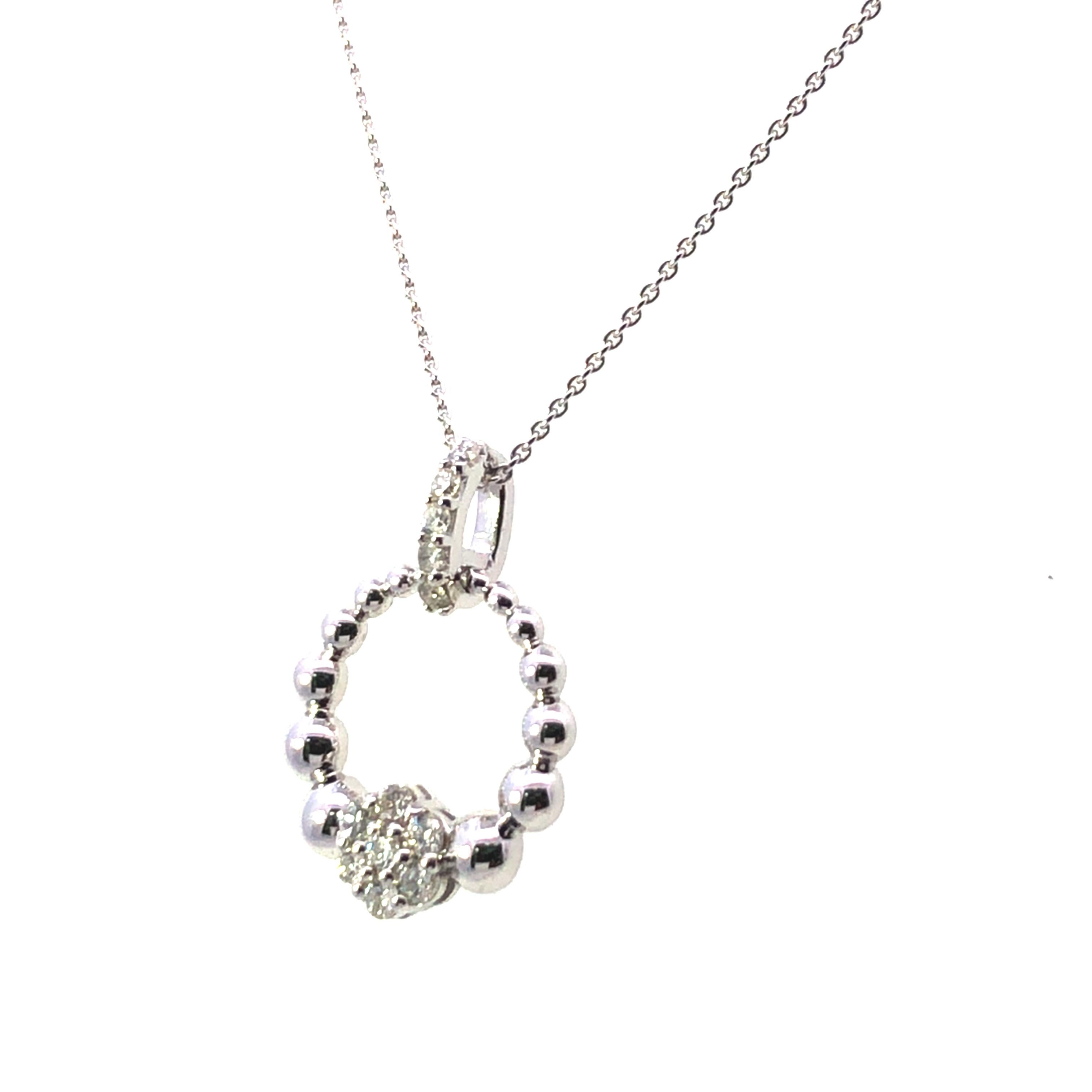 Moderno Collana con ciondolo a cerchio con diamante in oro bianco 14K (.15 CTW) in vendita