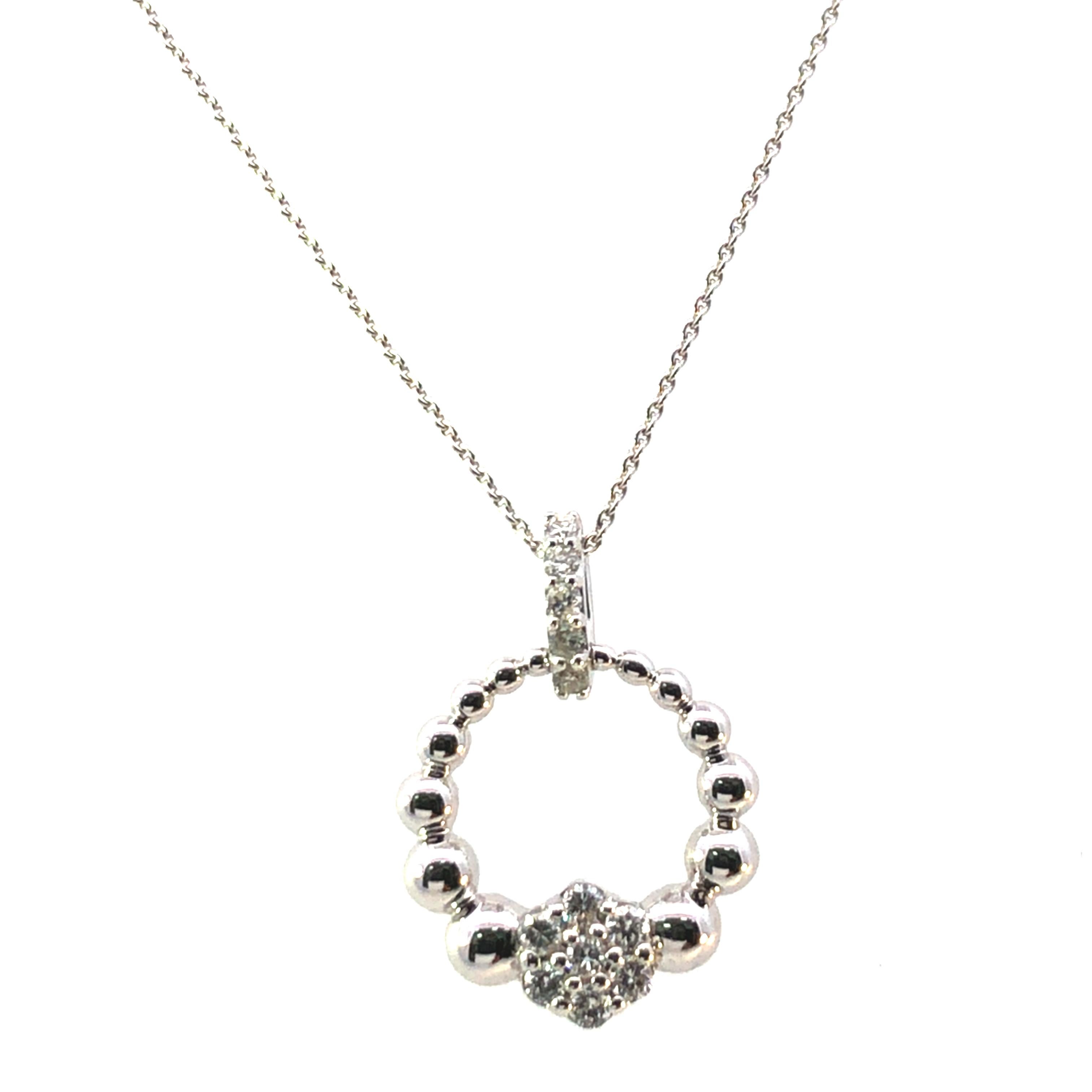 Taglio brillante Collana con ciondolo a cerchio con diamante in oro bianco 14K (.15 CTW) in vendita