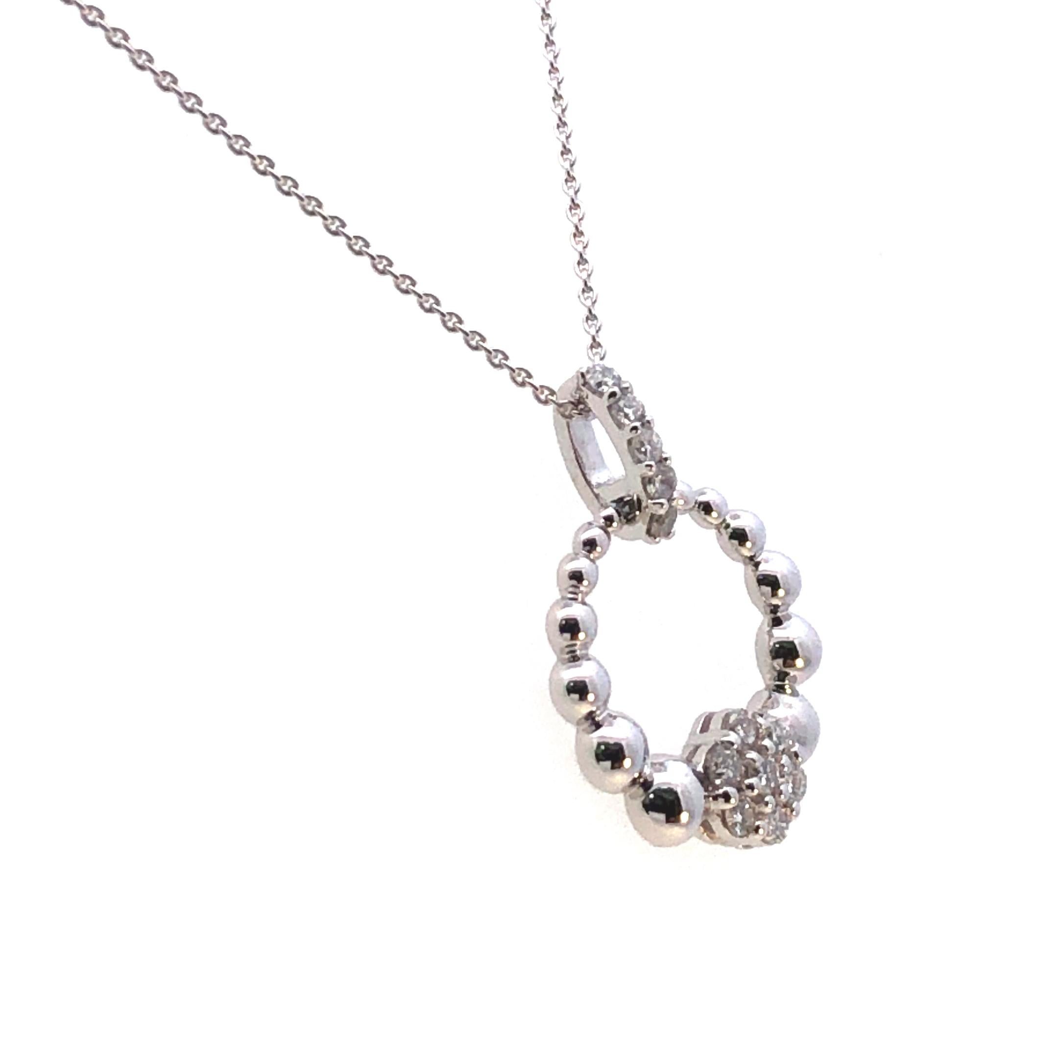 Collana con ciondolo a cerchio con diamante in oro bianco 14K (.15 CTW) in vendita 1