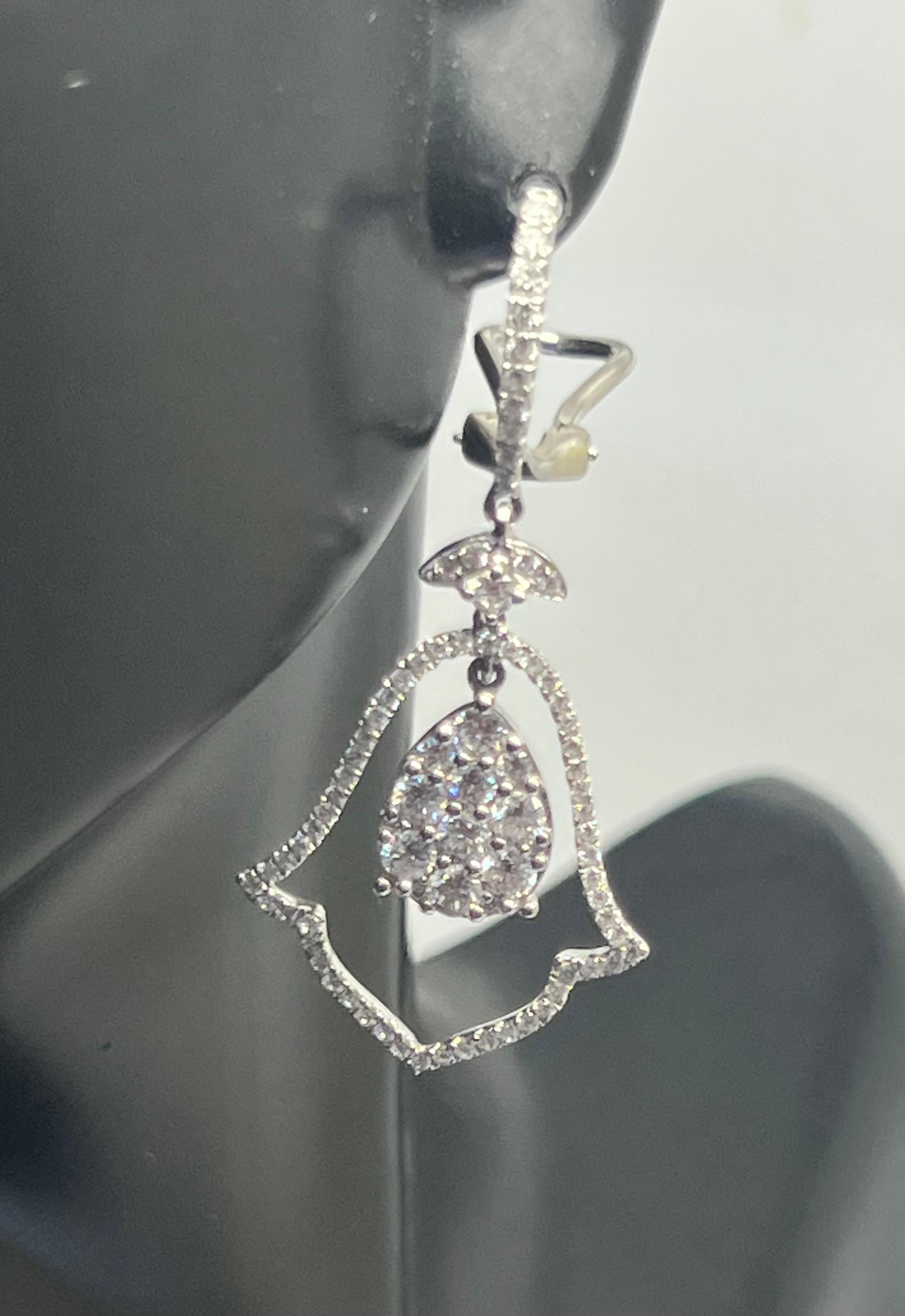 Art déco Boucles d'oreilles pendantes en or blanc 14k avec pavé de diamants et clochettes en vente