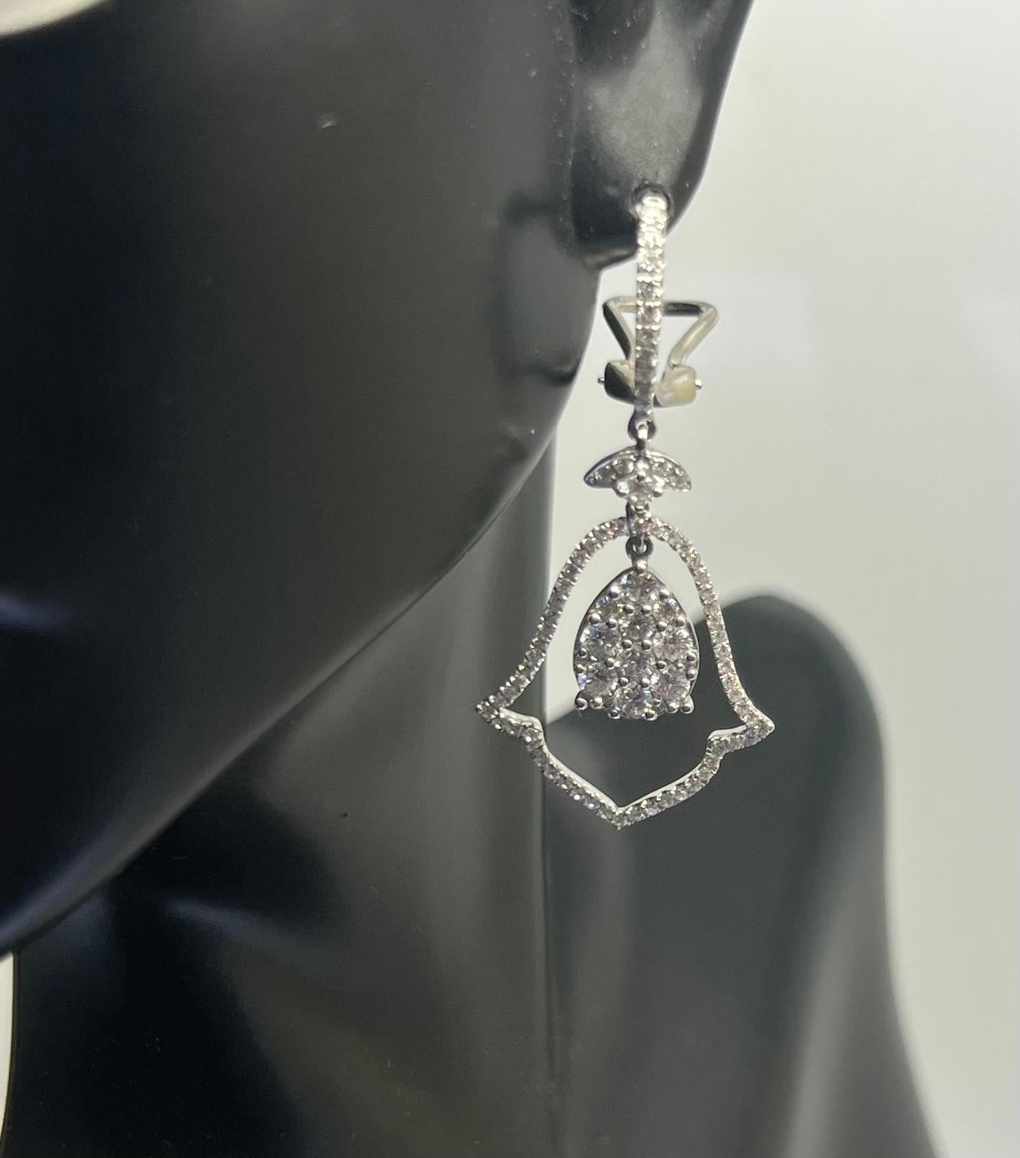 Taille ronde Boucles d'oreilles pendantes en or blanc 14k avec pavé de diamants et clochettes en vente