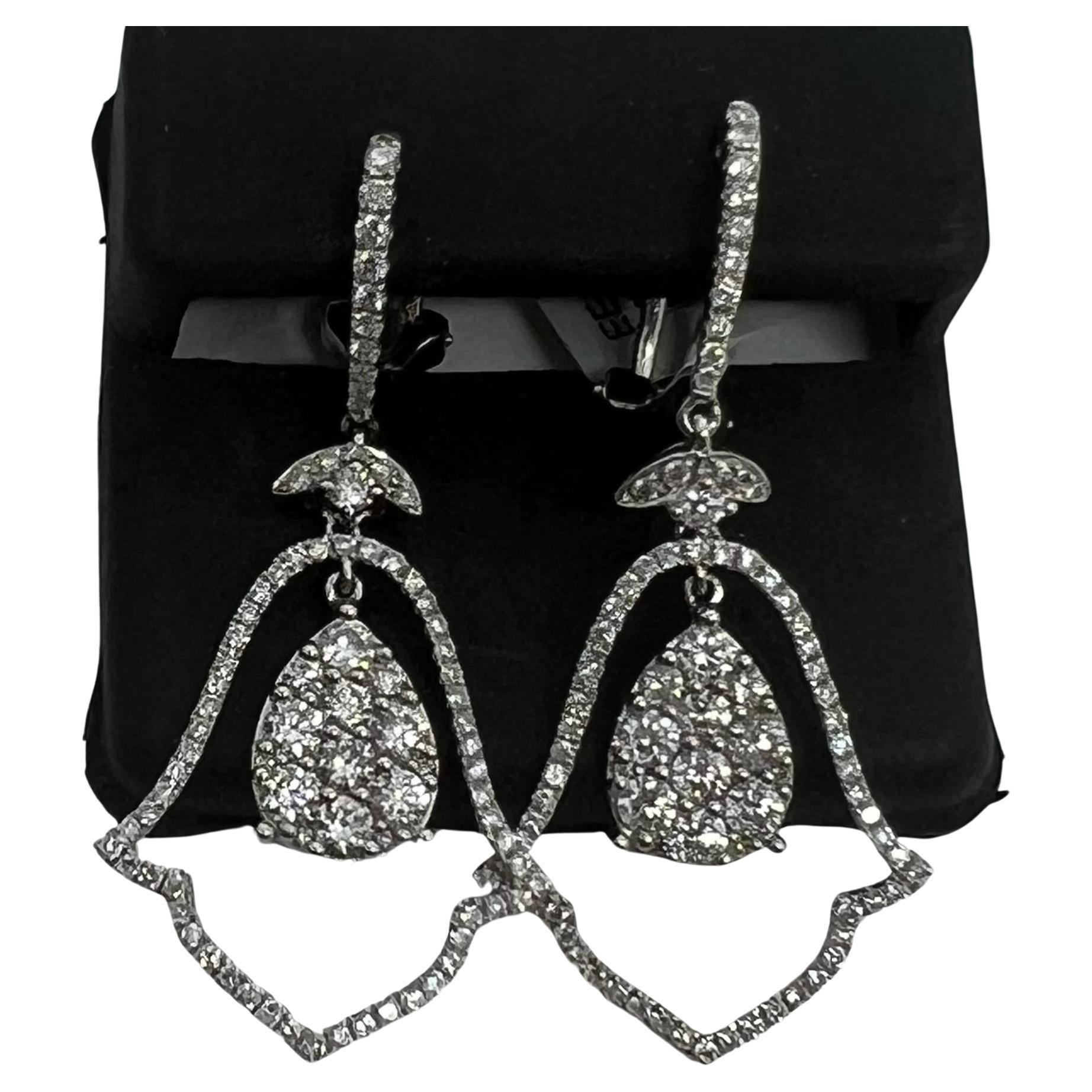 Boucles d'oreilles pendantes en or blanc 14k avec pavé de diamants et clochettes en vente