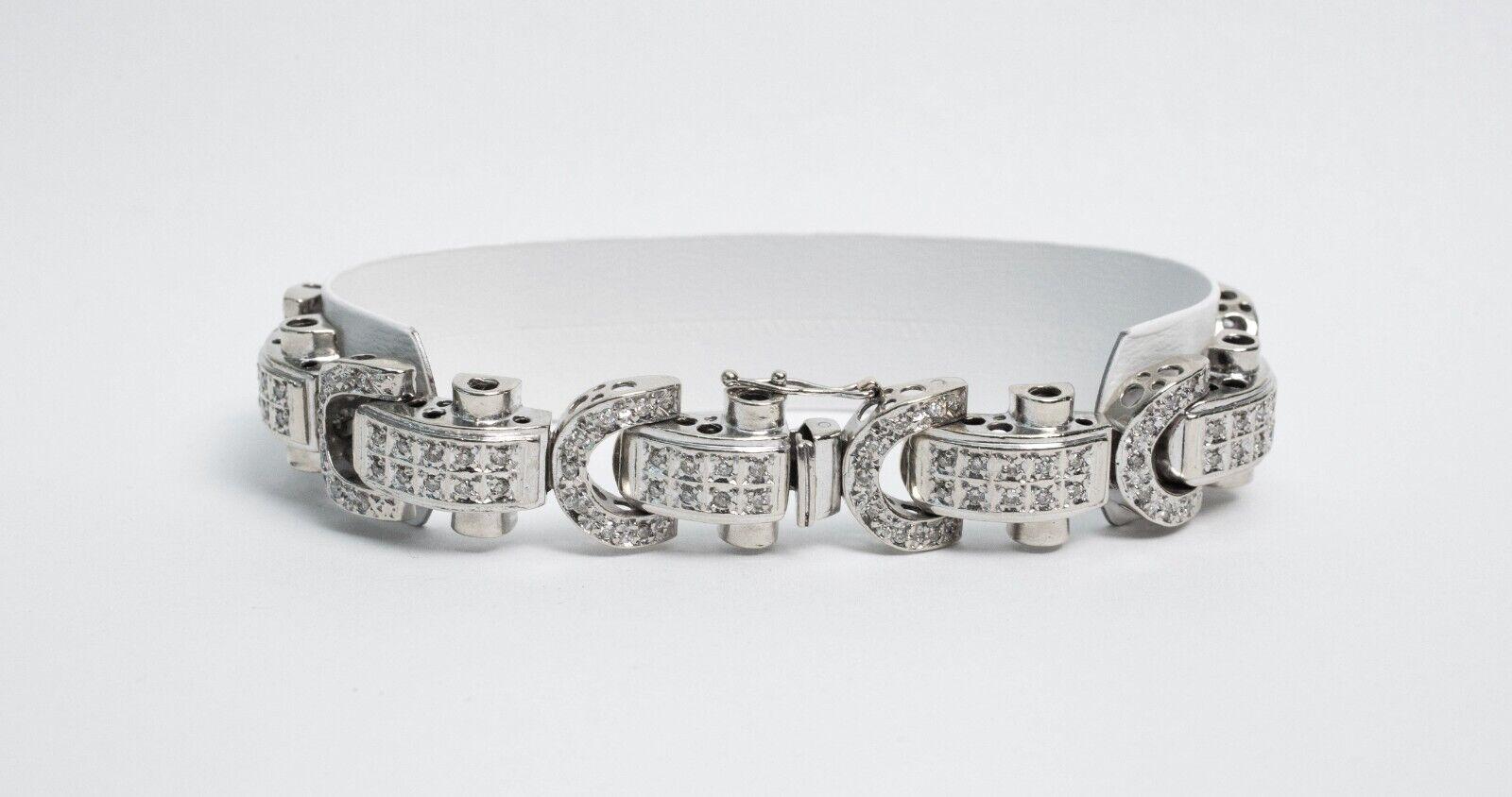 Ce bracelet à diamants en or blanc 14 carats est une véritable déclaration de luxe et de savoir-faire. D'un poids impressionnant de 70,6 grammes et d'une longueur de 9 pouces, il présente un maillage complexe orné de diamants. La structure unique du