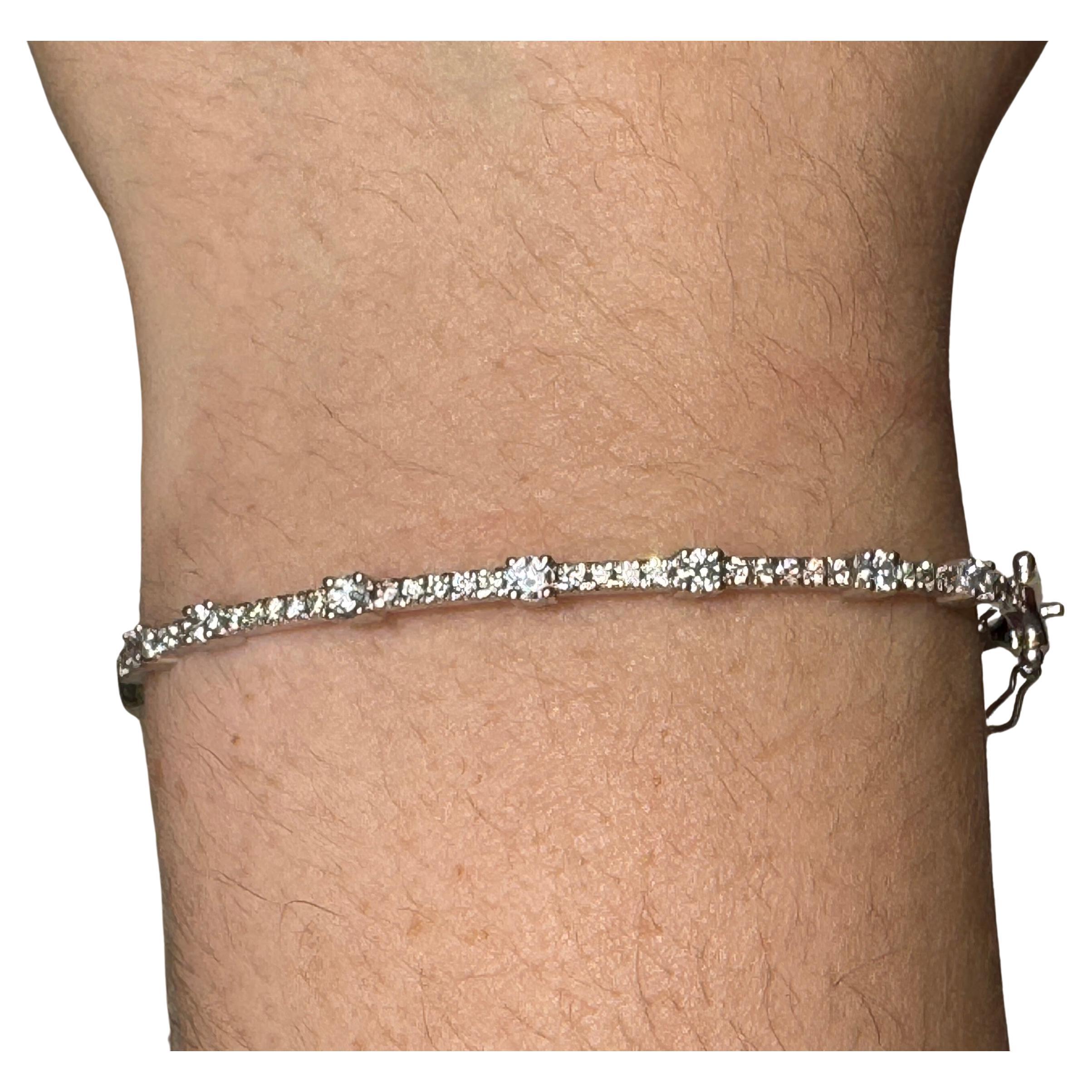 Bracciale con diamanti in oro bianco 14K
Bracciale bangle elegante e delicato realizzato a mano. Dimond naturale a taglio rotondo da 0,93 carati, purezza bianca VS montato in oro bianco 14k con chiusura di sicurezza. Circa 2,5 pollici di larghezza e