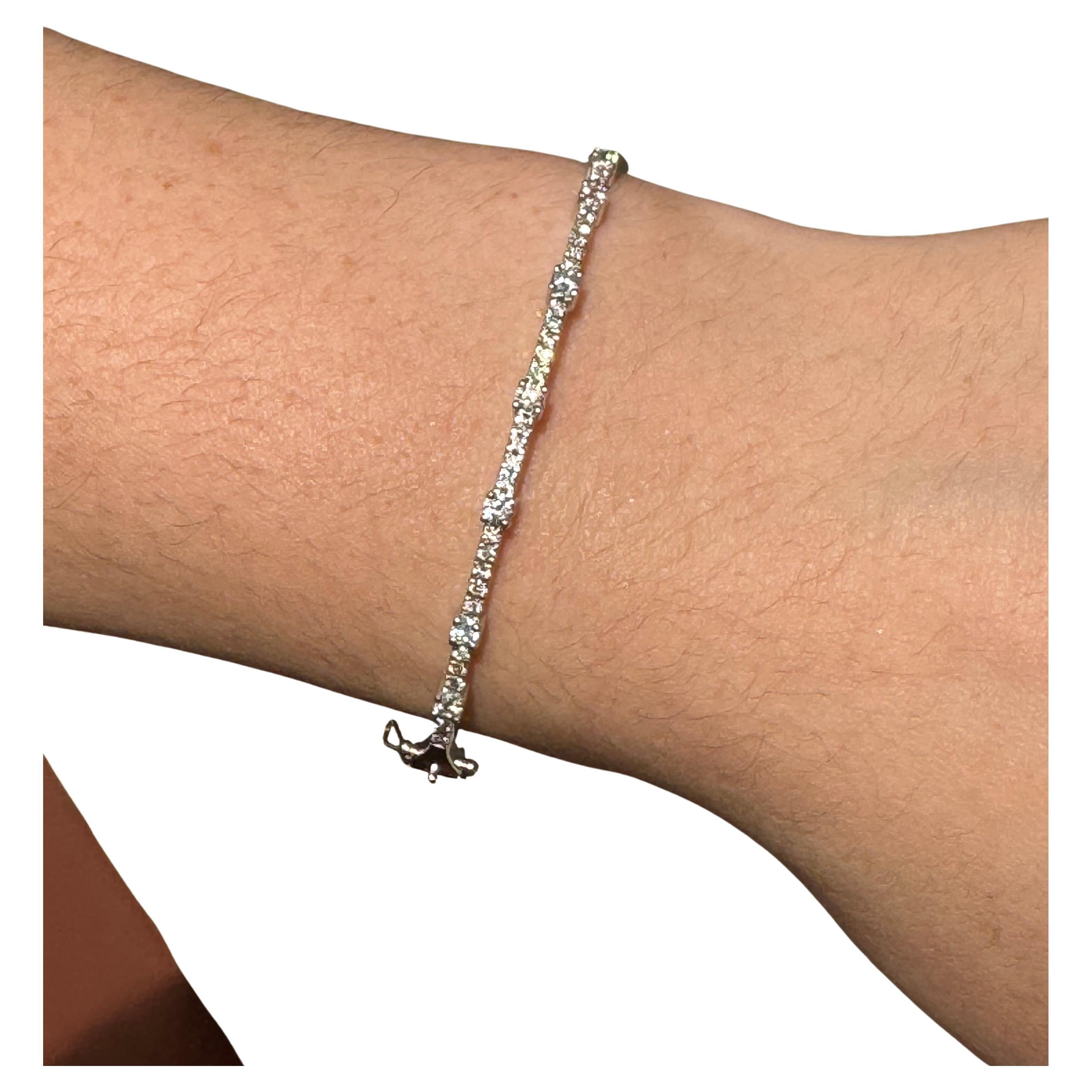 Taglio rotondo Bracciale con diamanti in oro bianco 14K in vendita