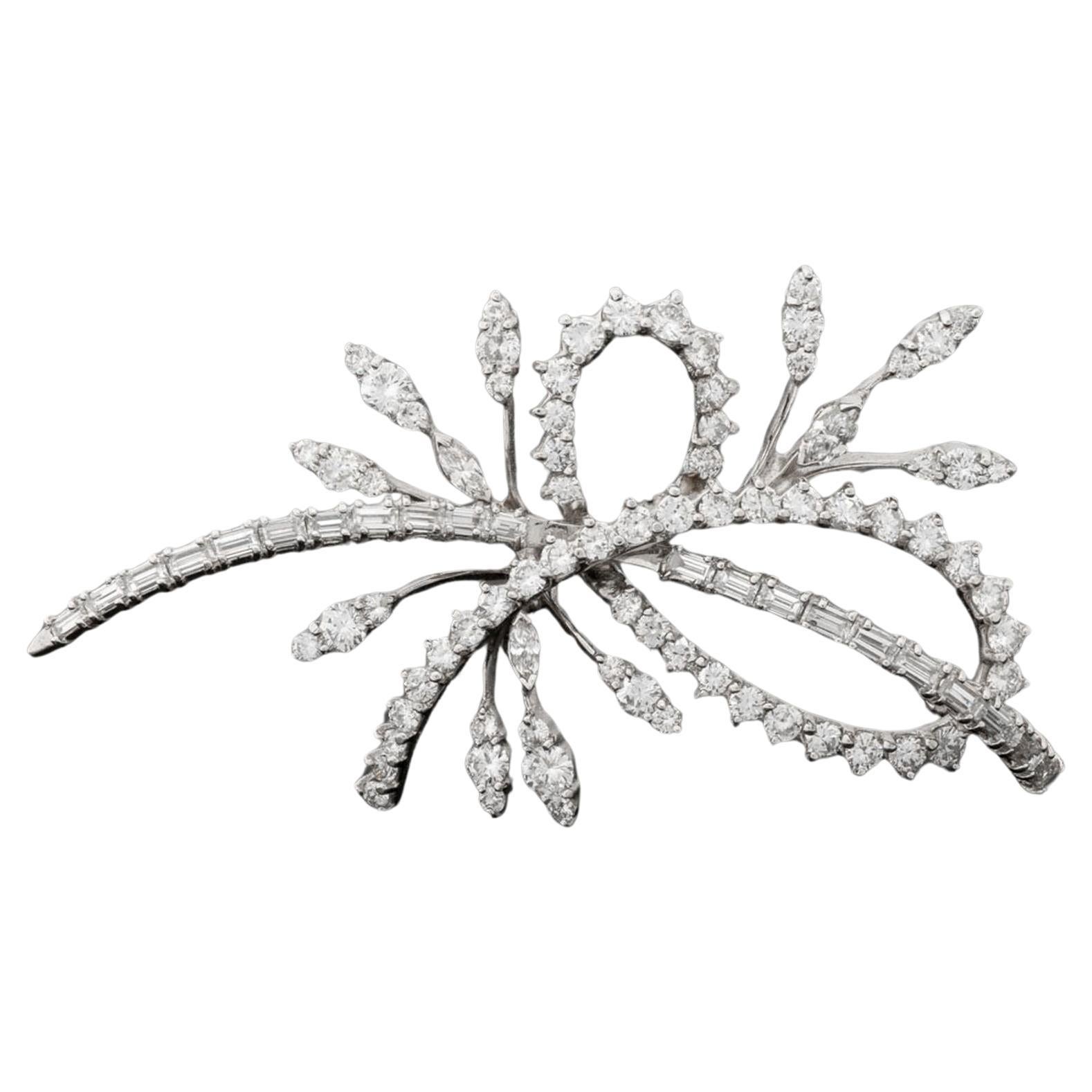Broche en or blanc 14 carats sertie de diamants, 4,75 carats, style moderne du XXe siècle