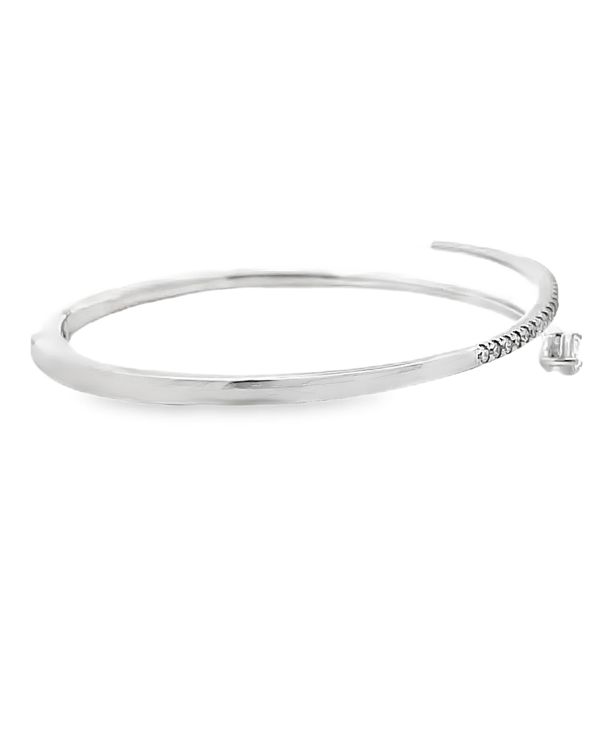 Contemporain Bracelet jonc bypass en or blanc 14 carats avec diamants en forme de poire en vente