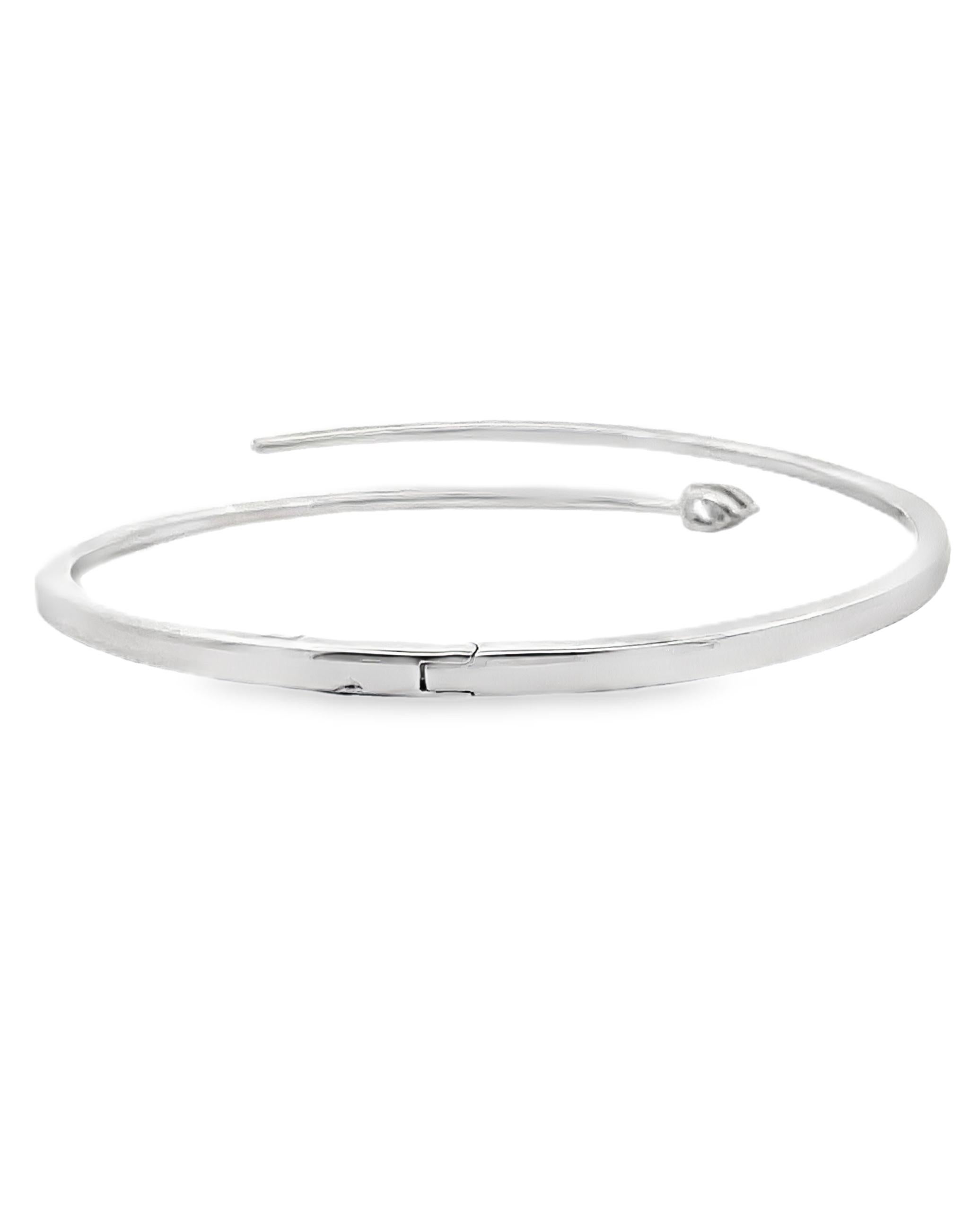 Taille ronde Bracelet jonc bypass en or blanc 14 carats avec diamants en forme de poire en vente