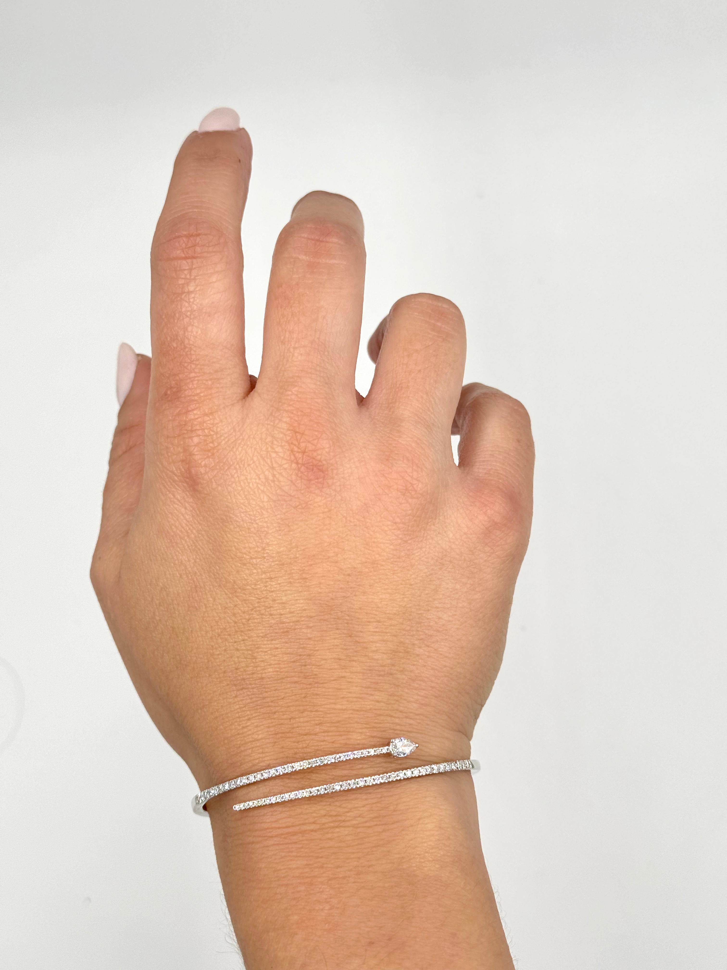 Bracelet jonc bypass en or blanc 14 carats avec diamants en forme de poire Neuf - En vente à Old Tappan, NJ