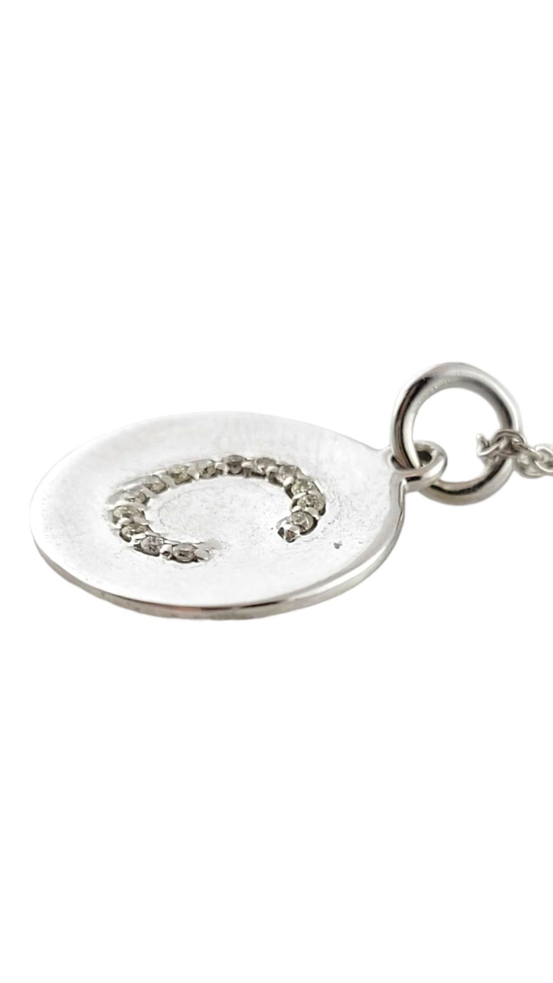 Taille brillant Collier pendentif cercle initial « C » en or blanc 14 carats avec diamants n° 18094 en vente