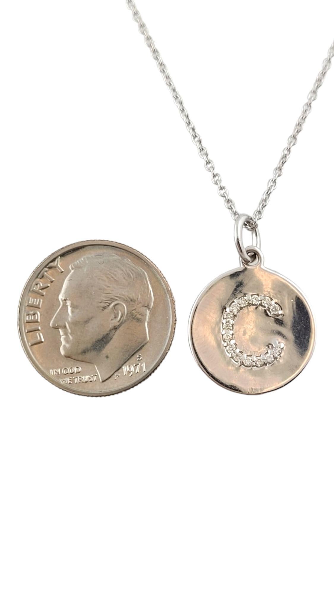 Collier pendentif cercle initial « C » en or blanc 14 carats avec diamants n° 18094 en vente 2