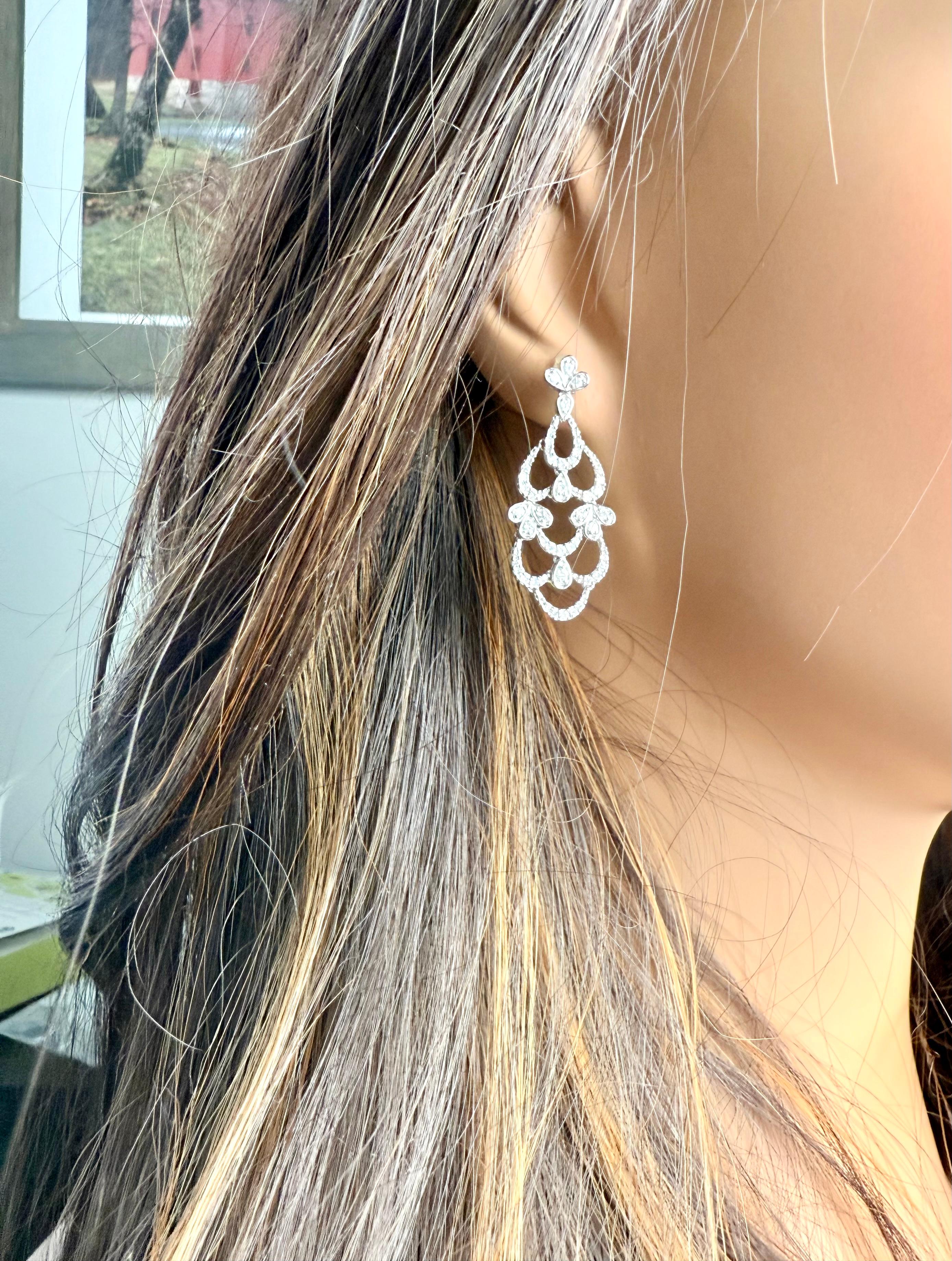 14K White Gold Diamond Chandelier Earrings 1.12 Carats In Good Condition In New York, NY