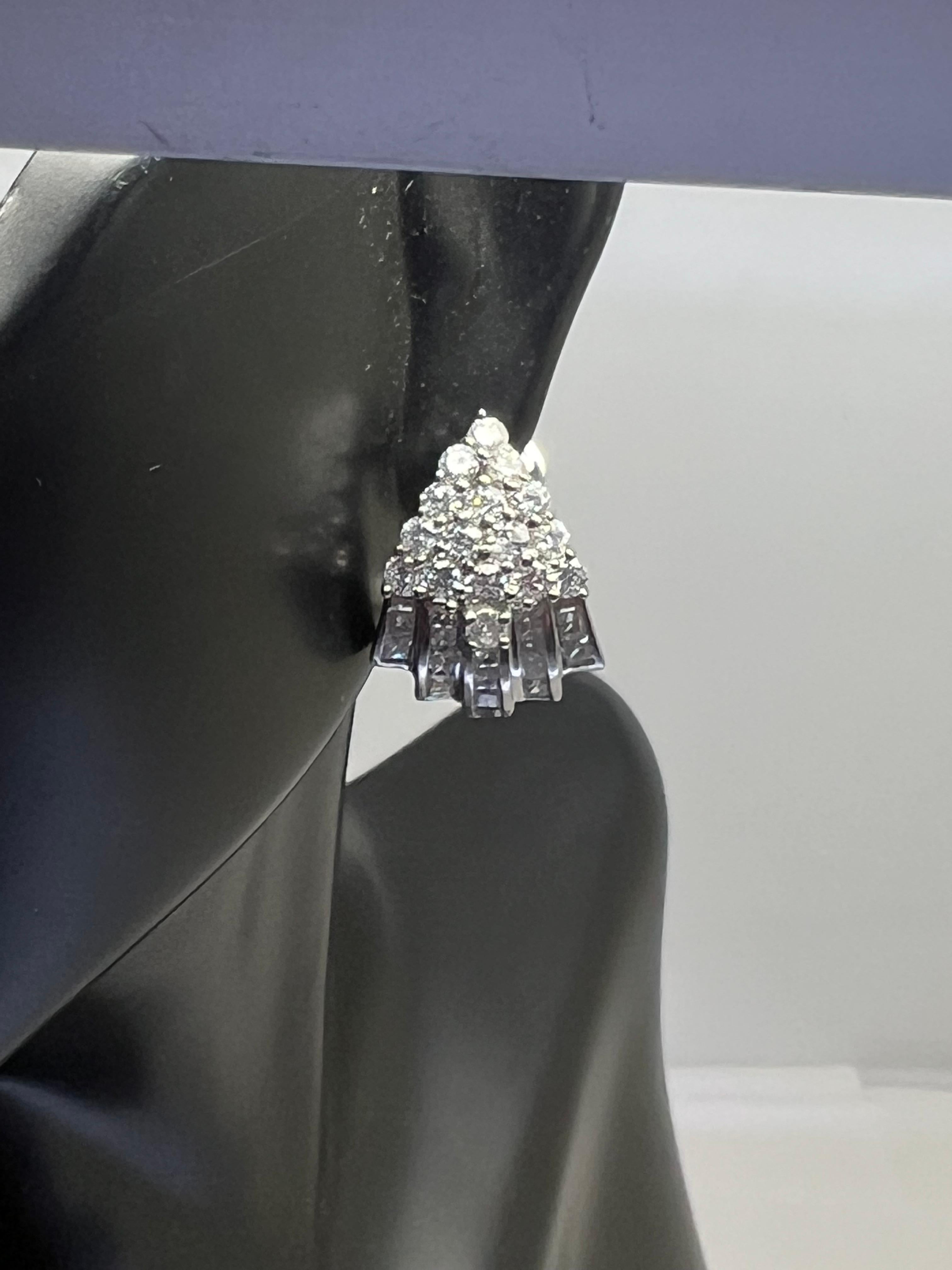 14k Weißgold Diamant-Ohrringe mit Baguette-Diamant in Kanalfassung und rundem Blätterrücken (Moderne) im Angebot