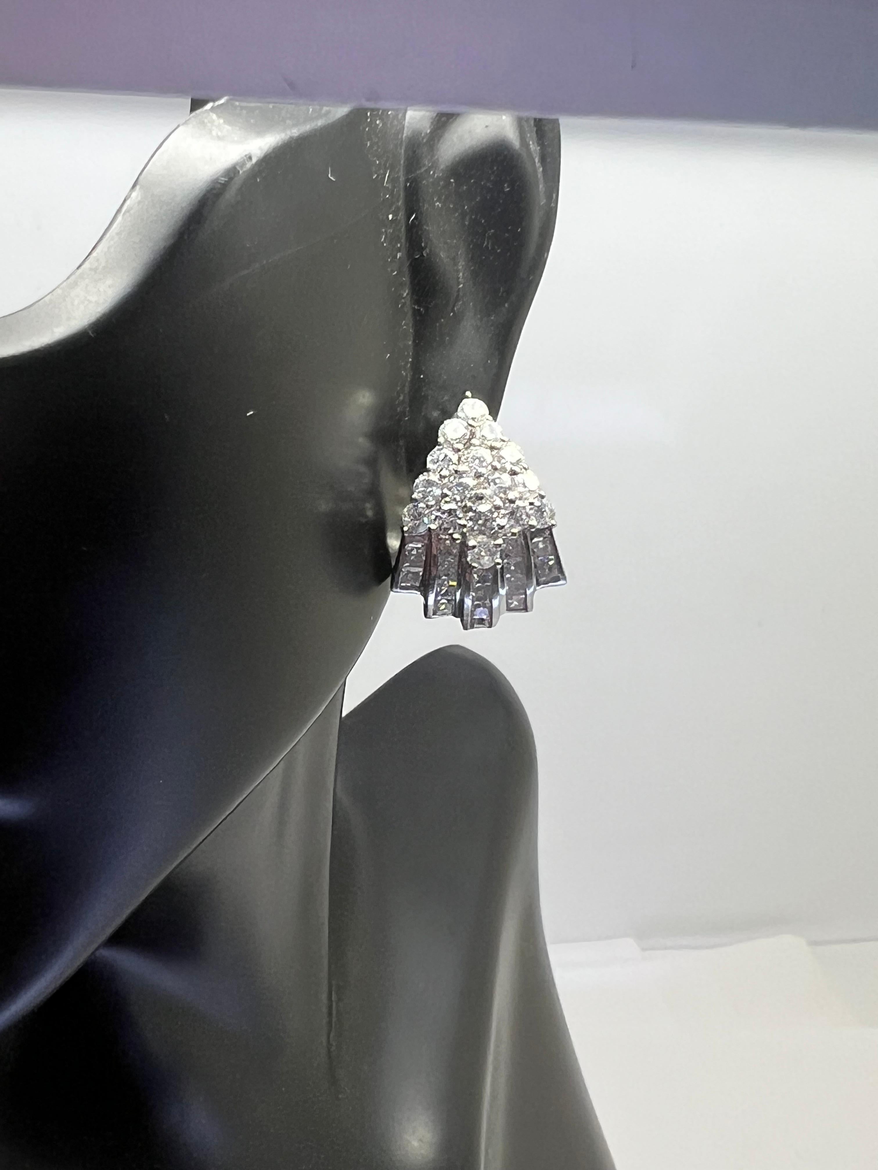 14k Weißgold Diamant-Ohrringe mit Baguette-Diamant in Kanalfassung und rundem Blätterrücken (Baguetteschliff) im Angebot