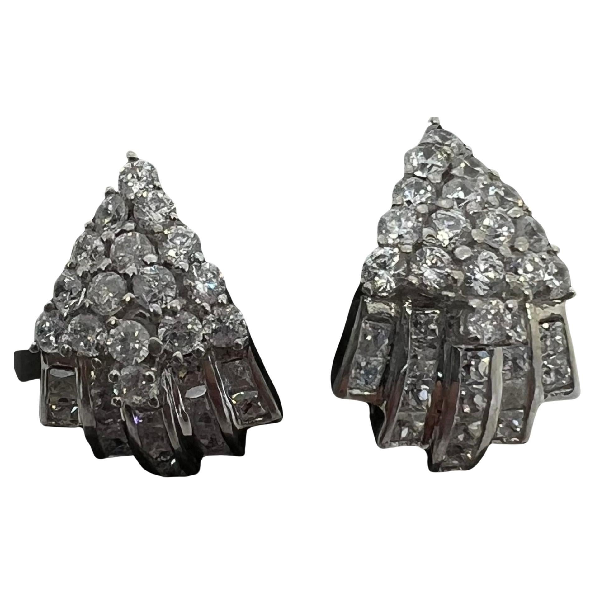 14k Weißgold Diamant-Ohrringe mit Baguette-Diamant in Kanalfassung und rundem Blätterrücken im Angebot