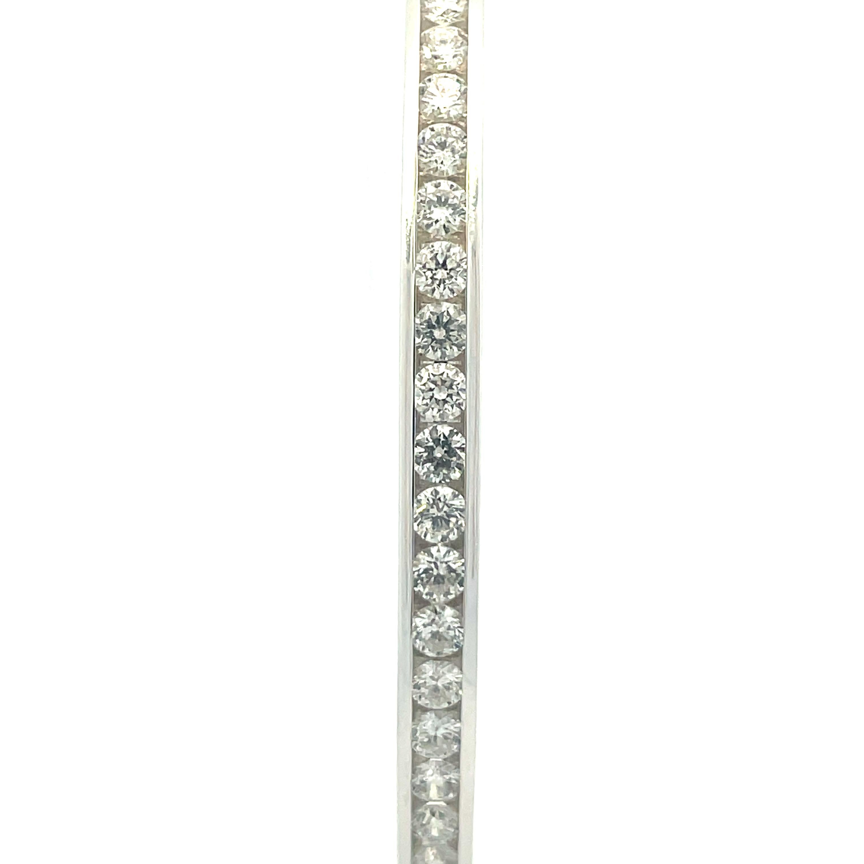 Contemporain Bracelet jonc en or blanc 14 carats serti de diamants de 4,5 mm en vente