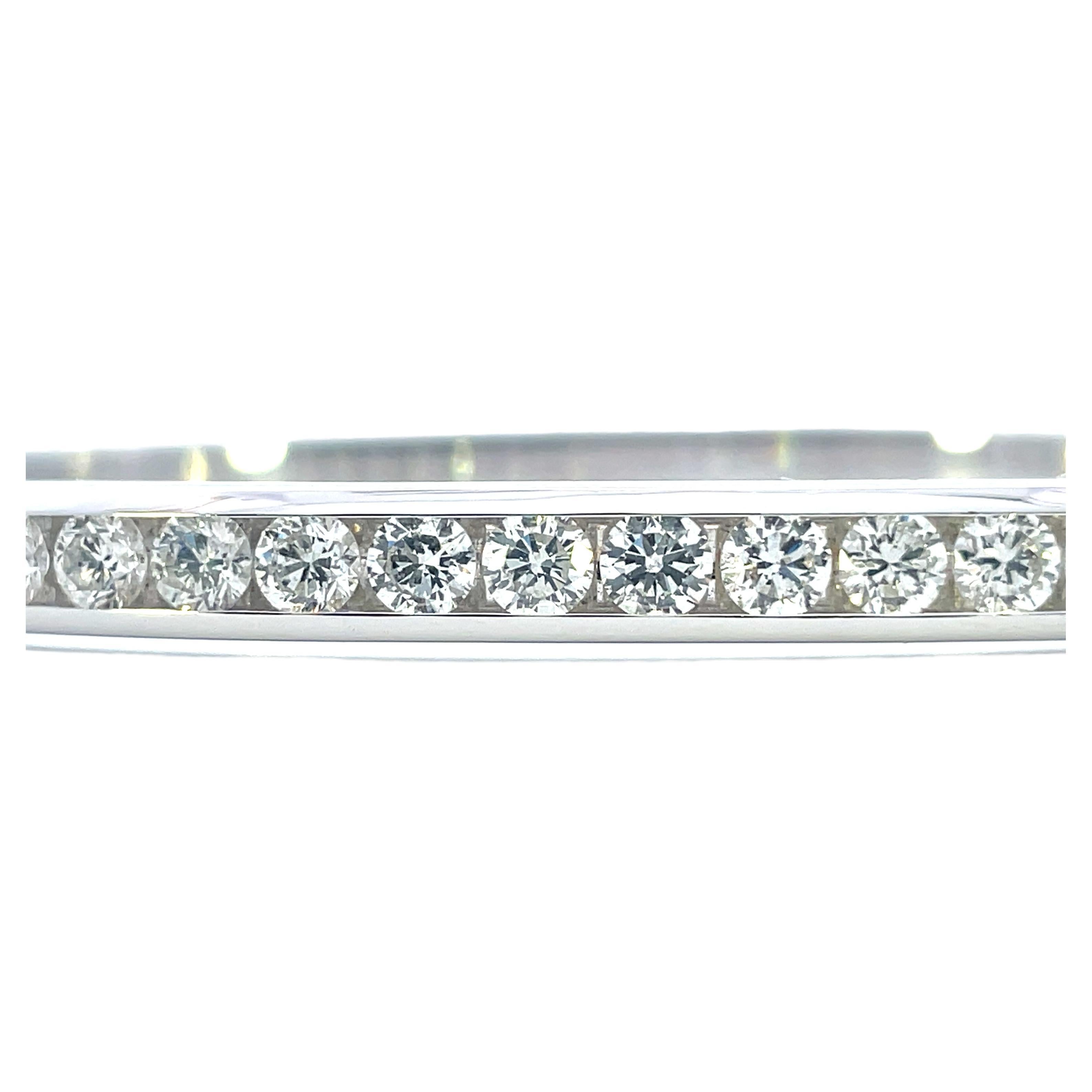 Bracelet jonc en or blanc 14 carats serti de diamants de 4,5 mm en vente