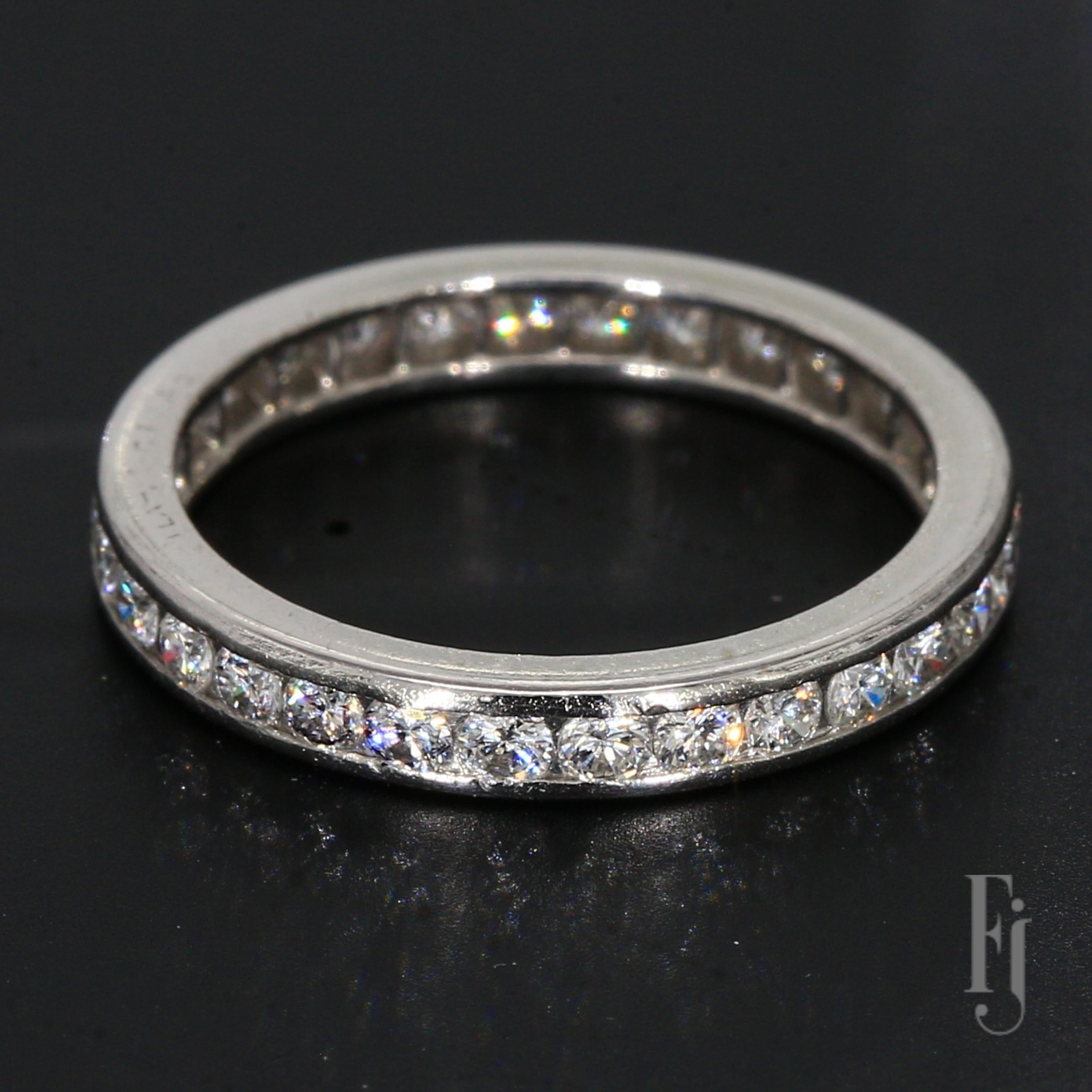 Si tratta di una fede nuziale di eternità in oro bianco 14k con 32 diamanti rotondi per un totale di 0,74 carati.

Misura dell'anello - 5,5
Peso totale - 3,66 g