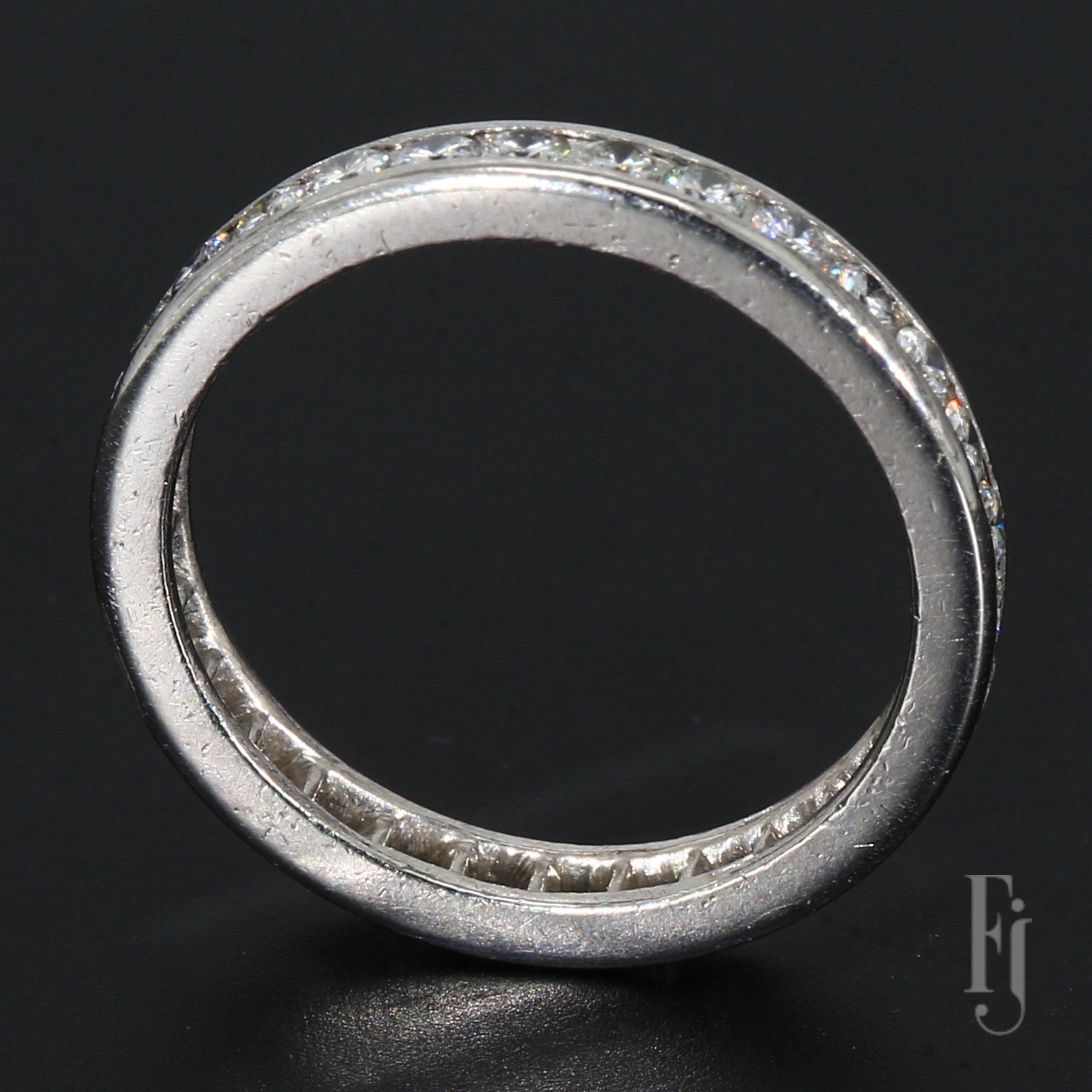 Fascia nuziale per l'eternità con diamanti incastonati in oro bianco 14k - misura 5,5 In condizioni buone in vendita a Scottsdale, AZ