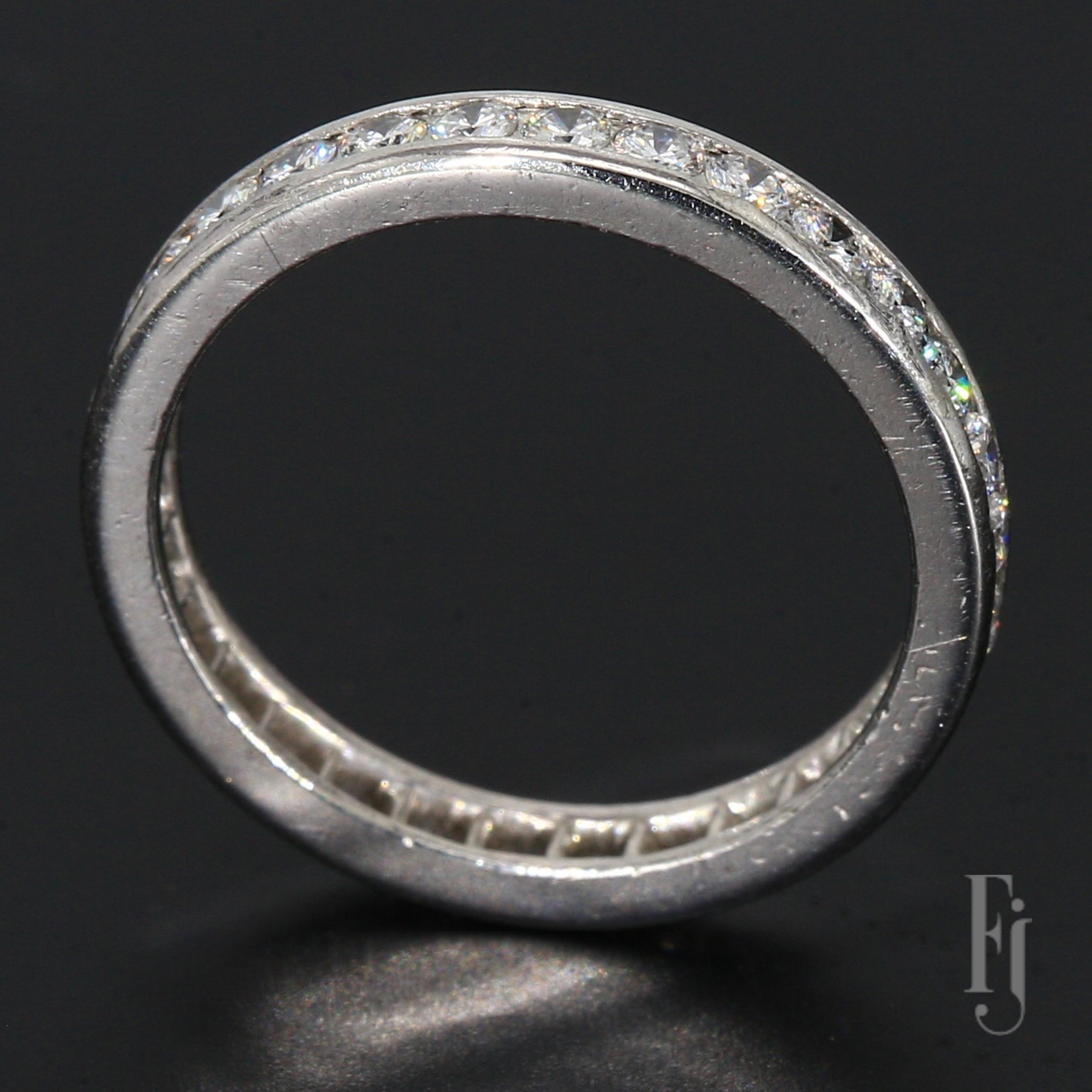 da uomo o donna Fascia nuziale per l'eternità con diamanti incastonati in oro bianco 14k - misura 5,5 in vendita