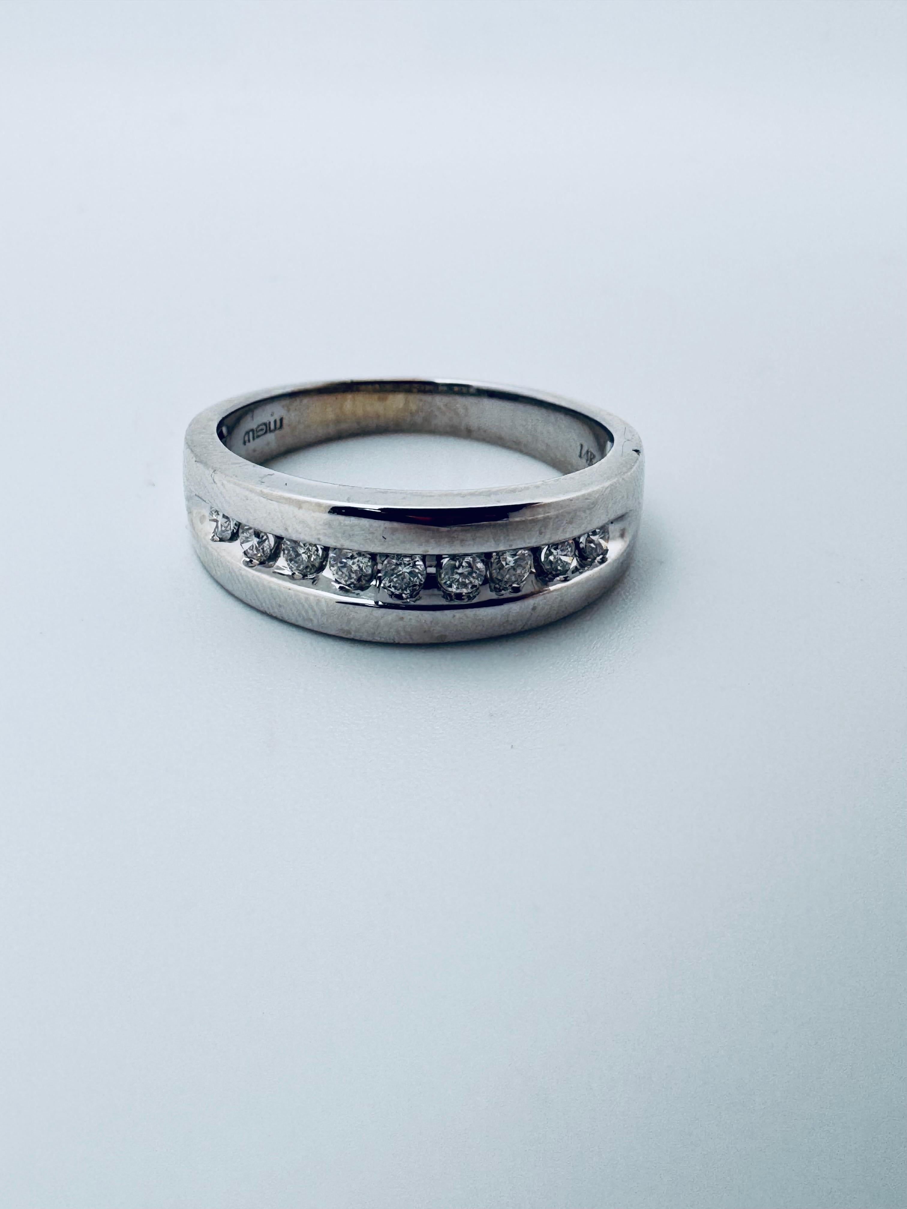 Dieses exquisite, mit Diamanten besetzte Band für die halbe Ewigkeit ist aus poliertem 14-karätigem Weißgold gefertigt und wiegt 2,6 Gramm, was es leicht und dennoch luxuriös macht. Mit einer Größe von 7,75 bietet er einen bequemen und sicheren