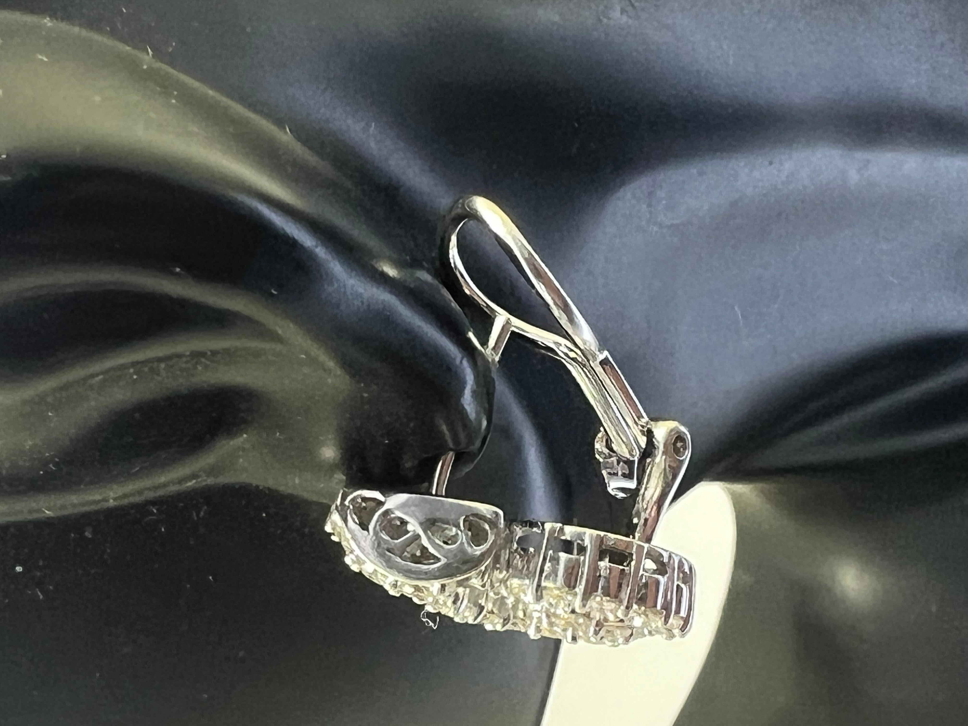 14k Weißgold Diamant-Ohrringe mit kanalisiertem Wirbel und Blätterrücken im Zustand „Neu“ im Angebot in New York, NY