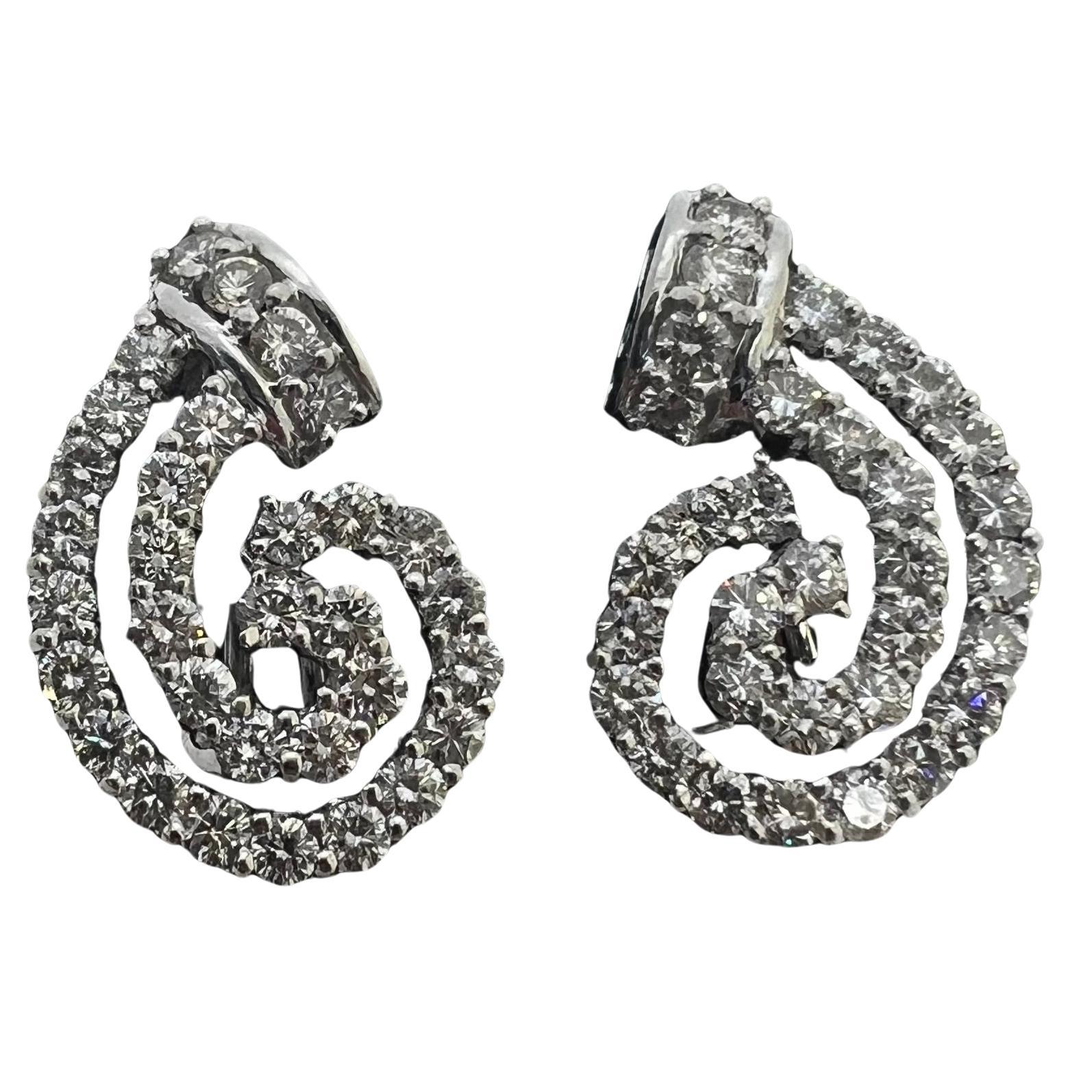 14k Weißgold Diamant-Ohrringe mit kanalisiertem Wirbel und Blätterrücken im Angebot
