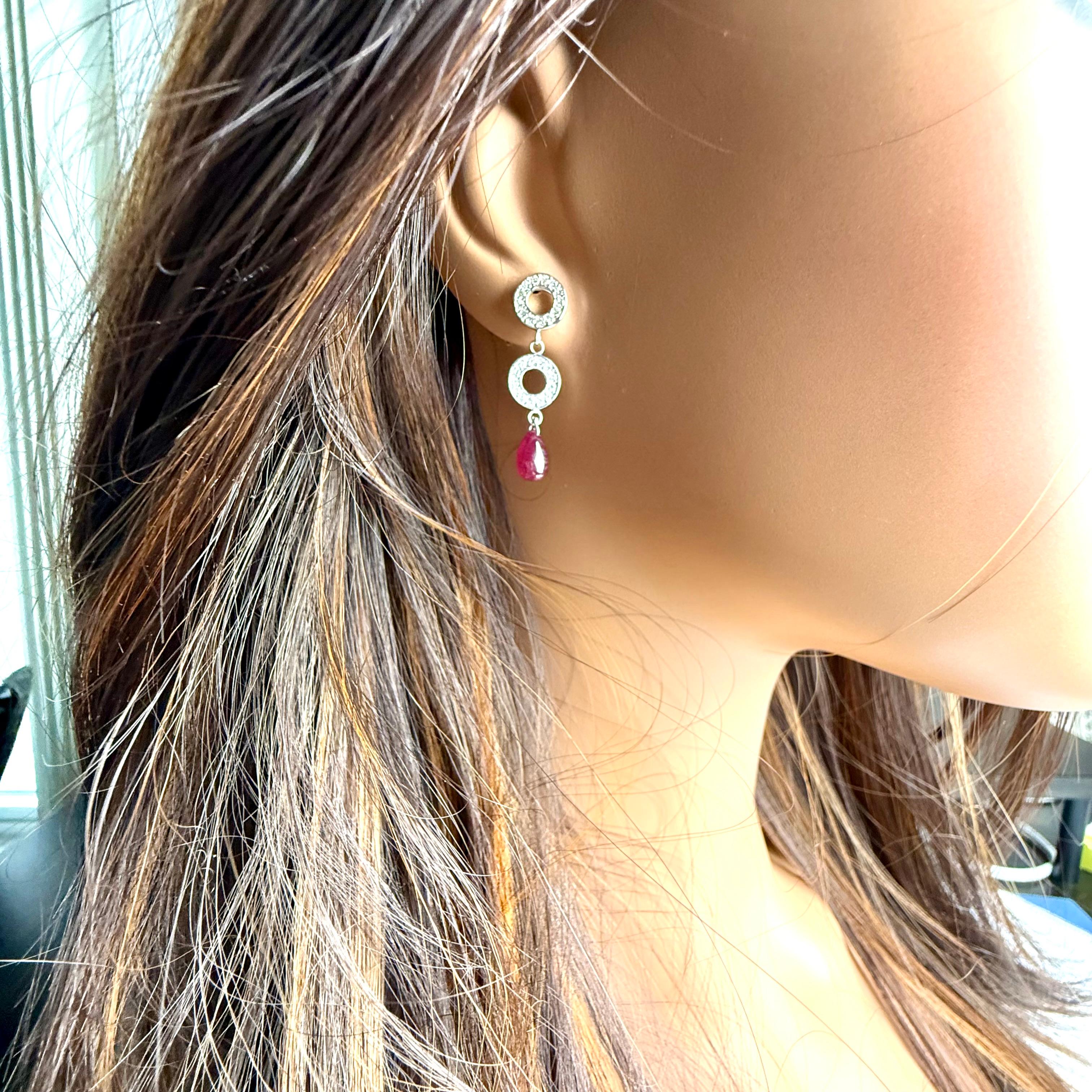 Moderno Orecchini pendenti a cerchio con diamanti in oro bianco 14K e rari rubini in vendita
