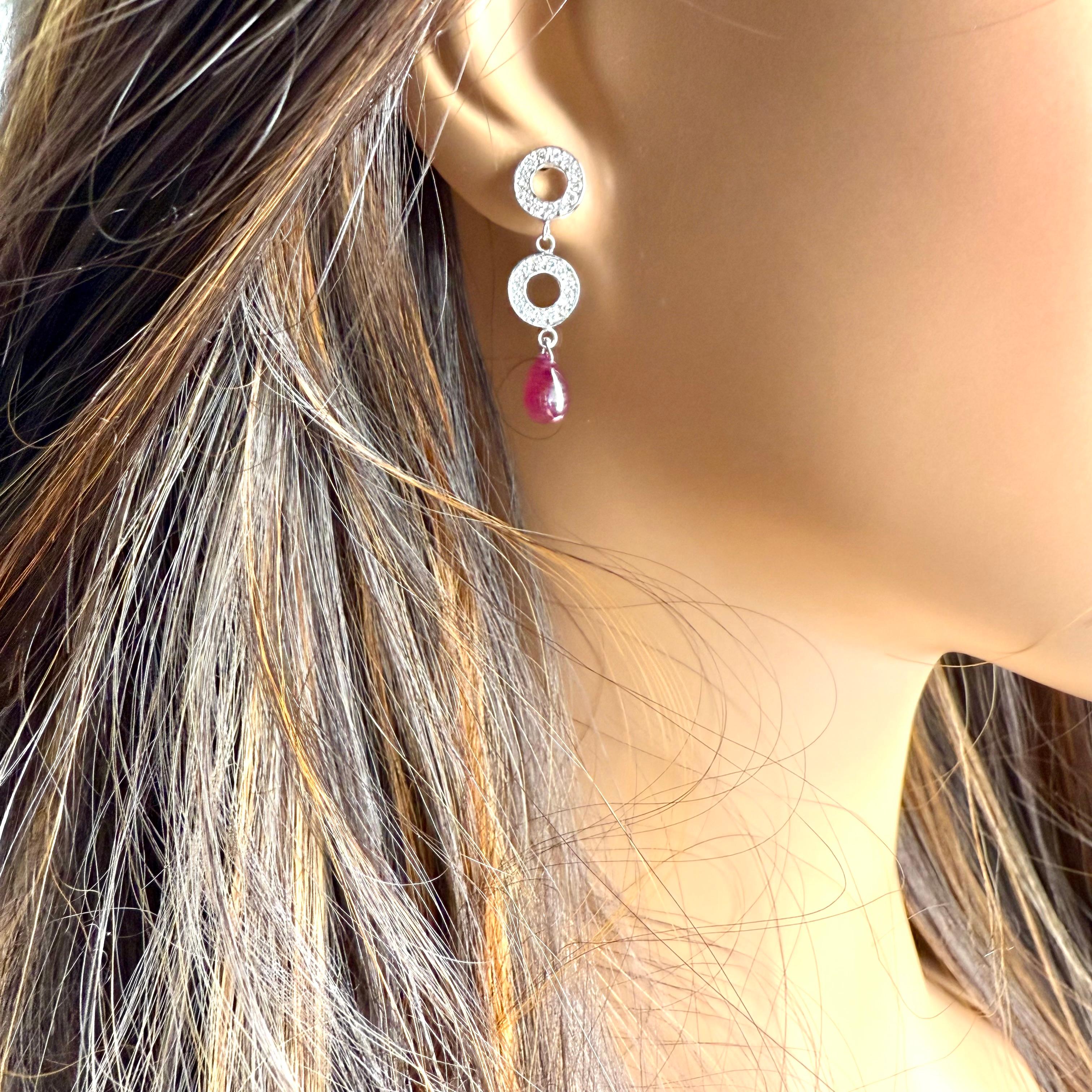 Taglio briolette Orecchini pendenti a cerchio con diamanti in oro bianco 14K e rari rubini in vendita