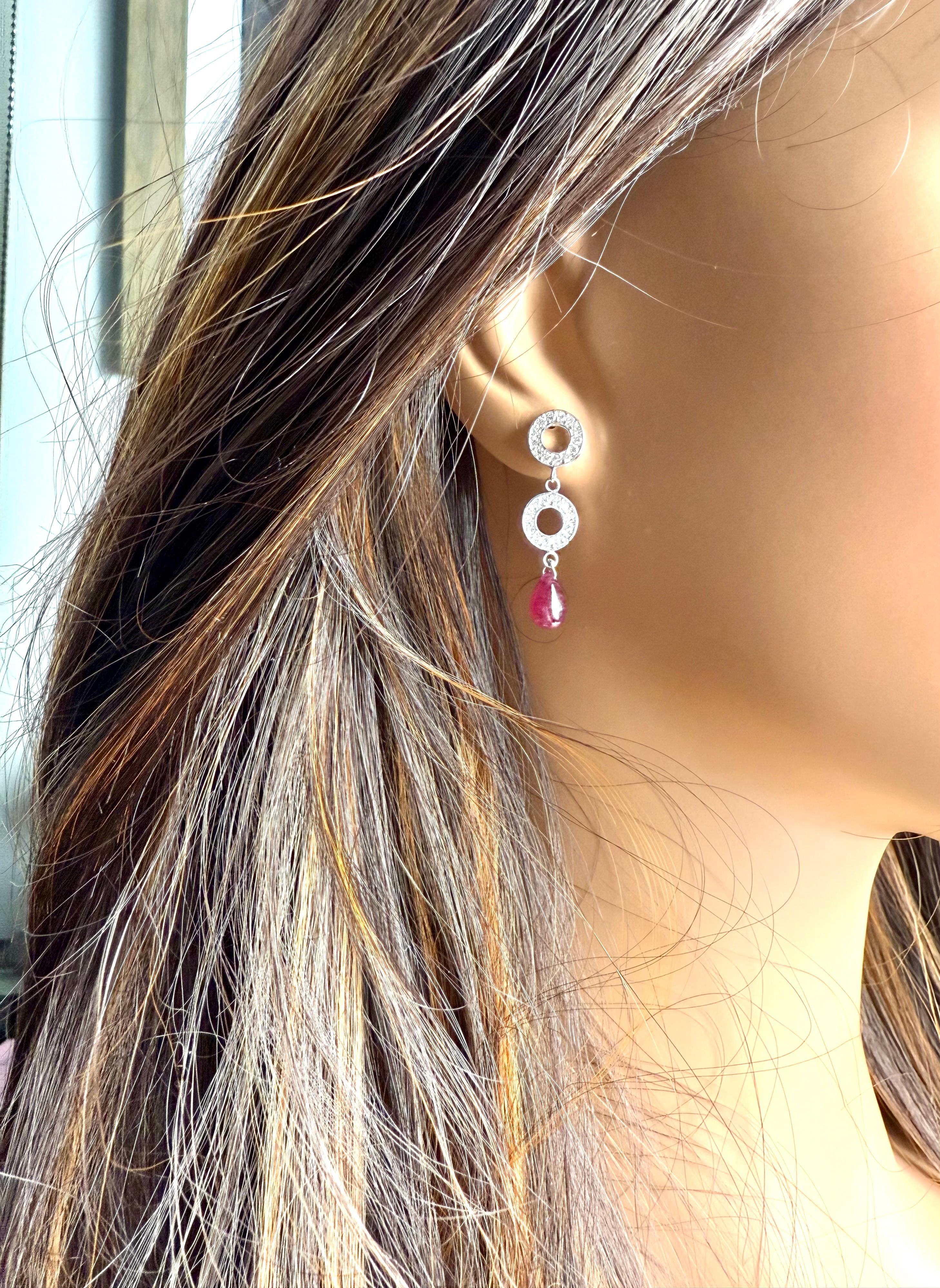 Orecchini pendenti a cerchio con diamanti in oro bianco 14K e rari rubini In condizioni Nuovo in vendita a New York, NY