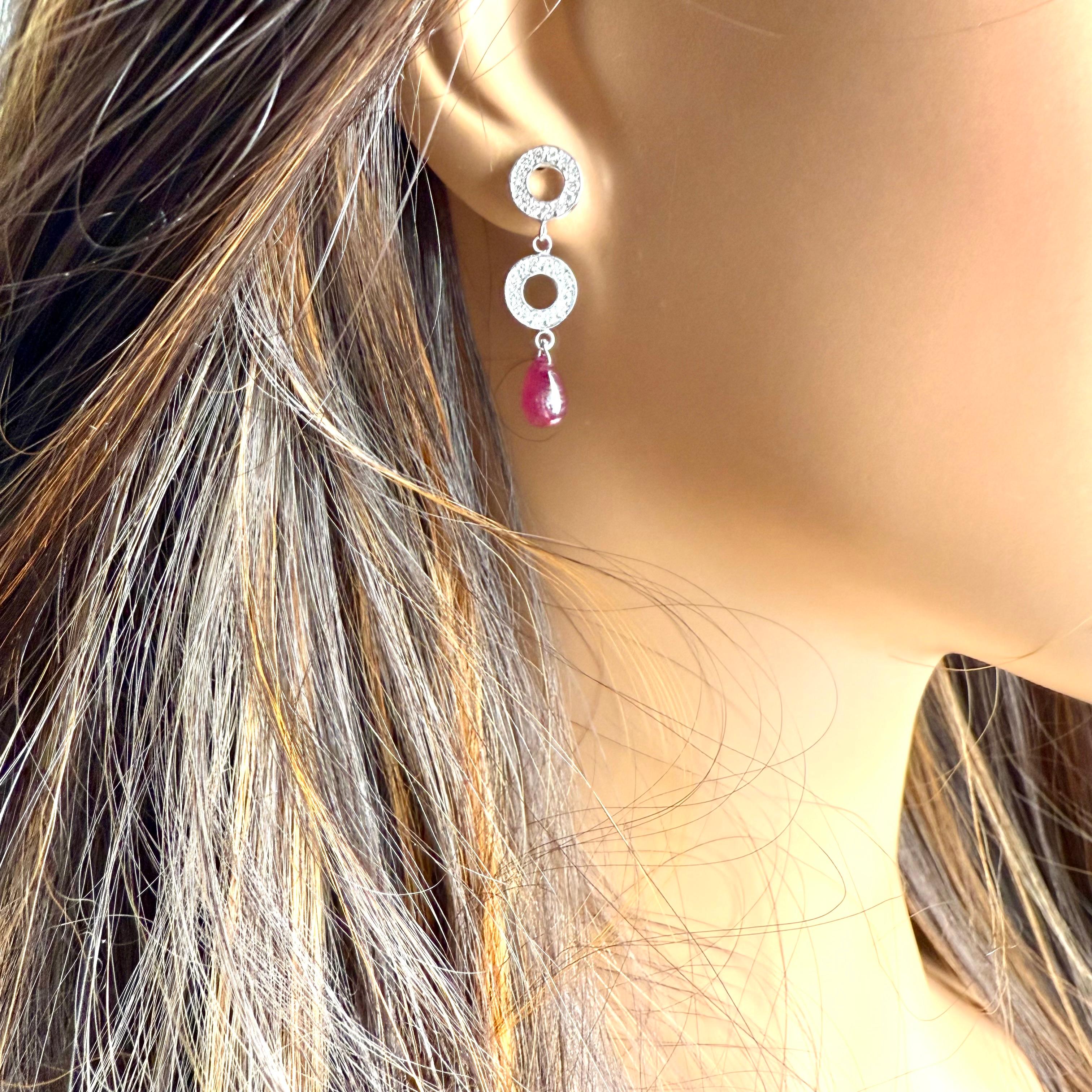 Donna Orecchini pendenti a cerchio con diamanti in oro bianco 14K e rari rubini in vendita