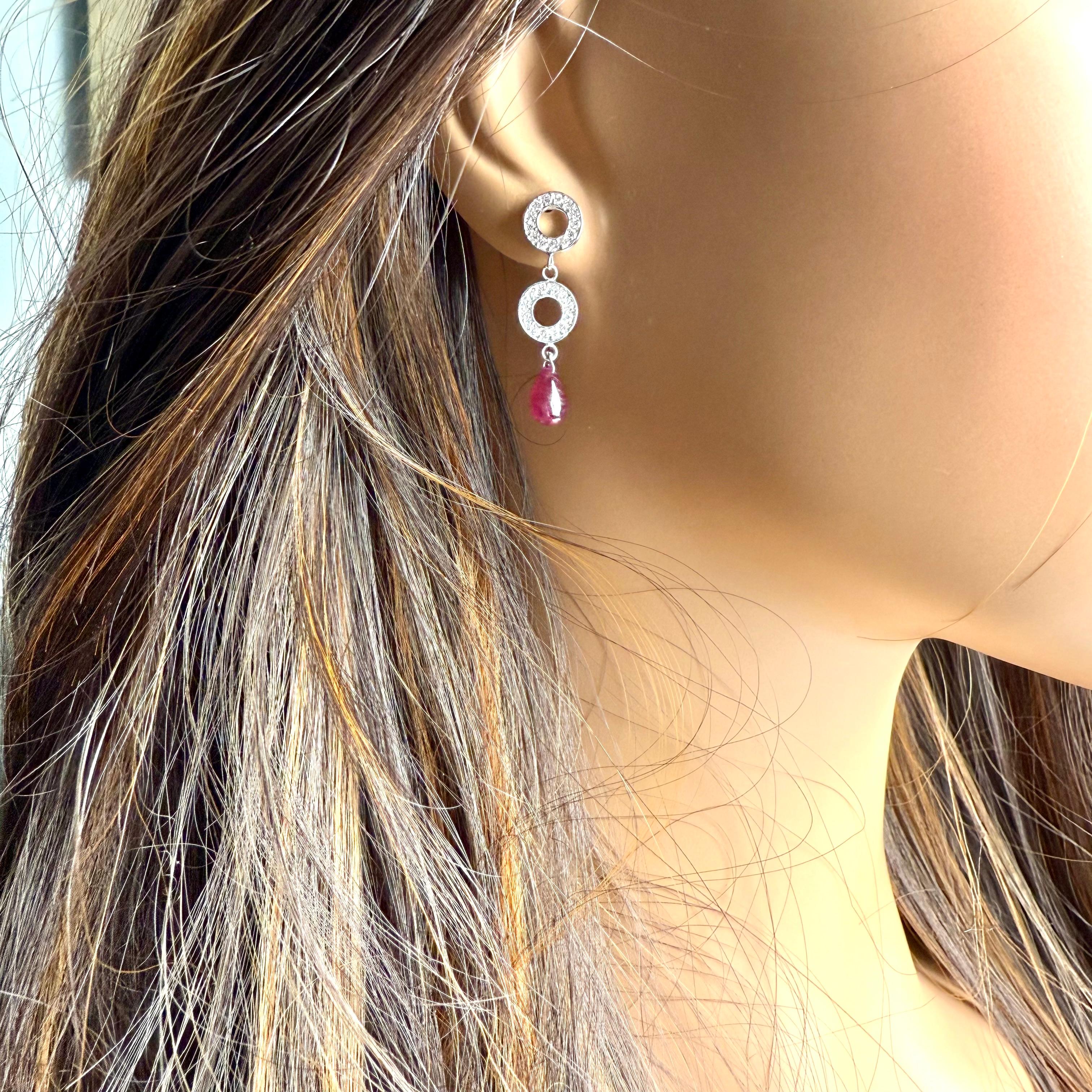 Orecchini pendenti a cerchio con diamanti in oro bianco 14K e rari rubini in vendita 1