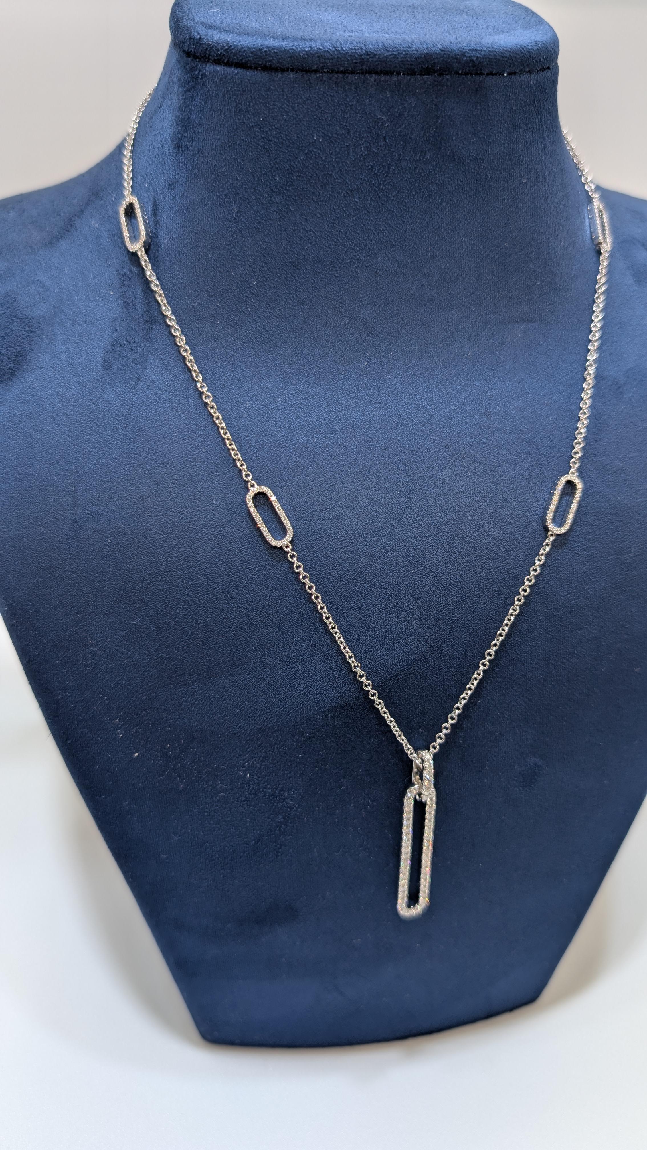 Questa elegante collana a clip con diamanti in oro 14 carati presenta un design straordinario, perfetto per aggiungere un tocco di lusso a qualsiasi outfit. La collana è regolabile in lunghezza, da 16 a 18 pollici, per garantire una vestibilità