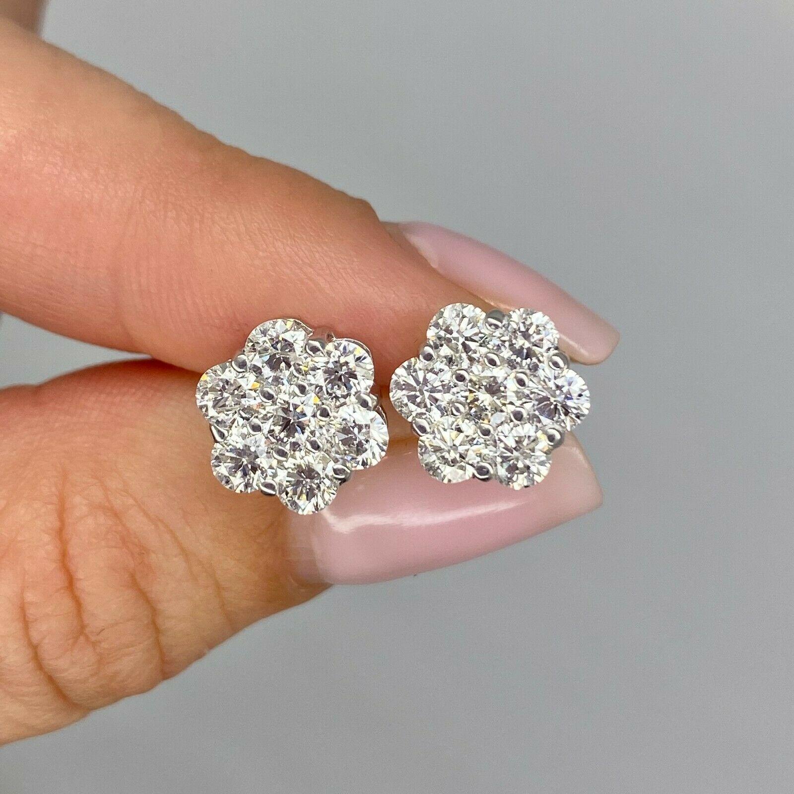 Orecchini a grappolo di diamanti in oro bianco 14k da 2,10 carati In condizioni Nuovo in vendita a Los Angeles, CA