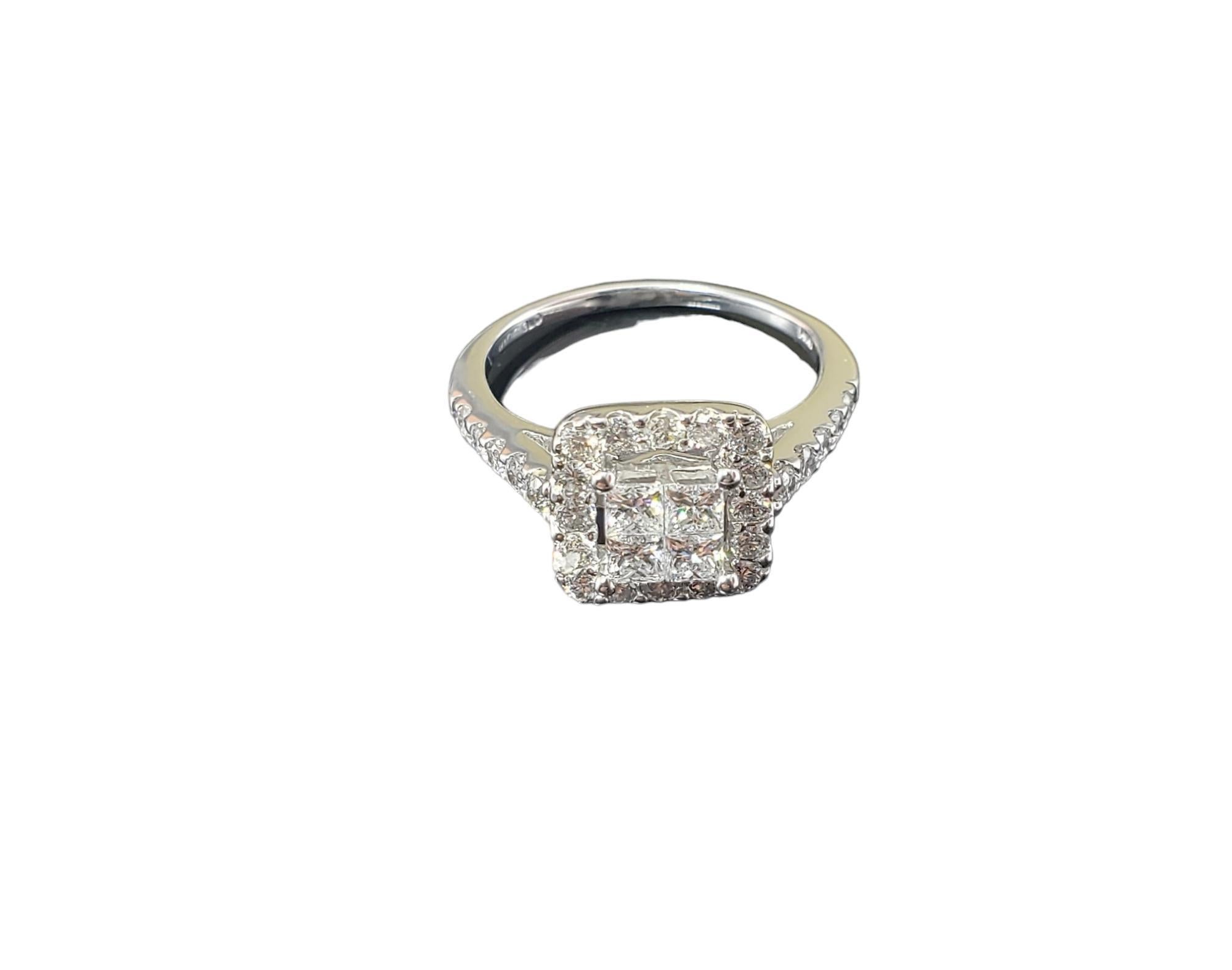 Anello di fidanzamento vintage con diamanti a grappolo in oro bianco 14K, misura 5.5-5.75-

Questo anello scintillante presenta quattro diamanti taglio princess al centro, circondati da 26 diamanti rotondi taglio brillante incastonati nel classico