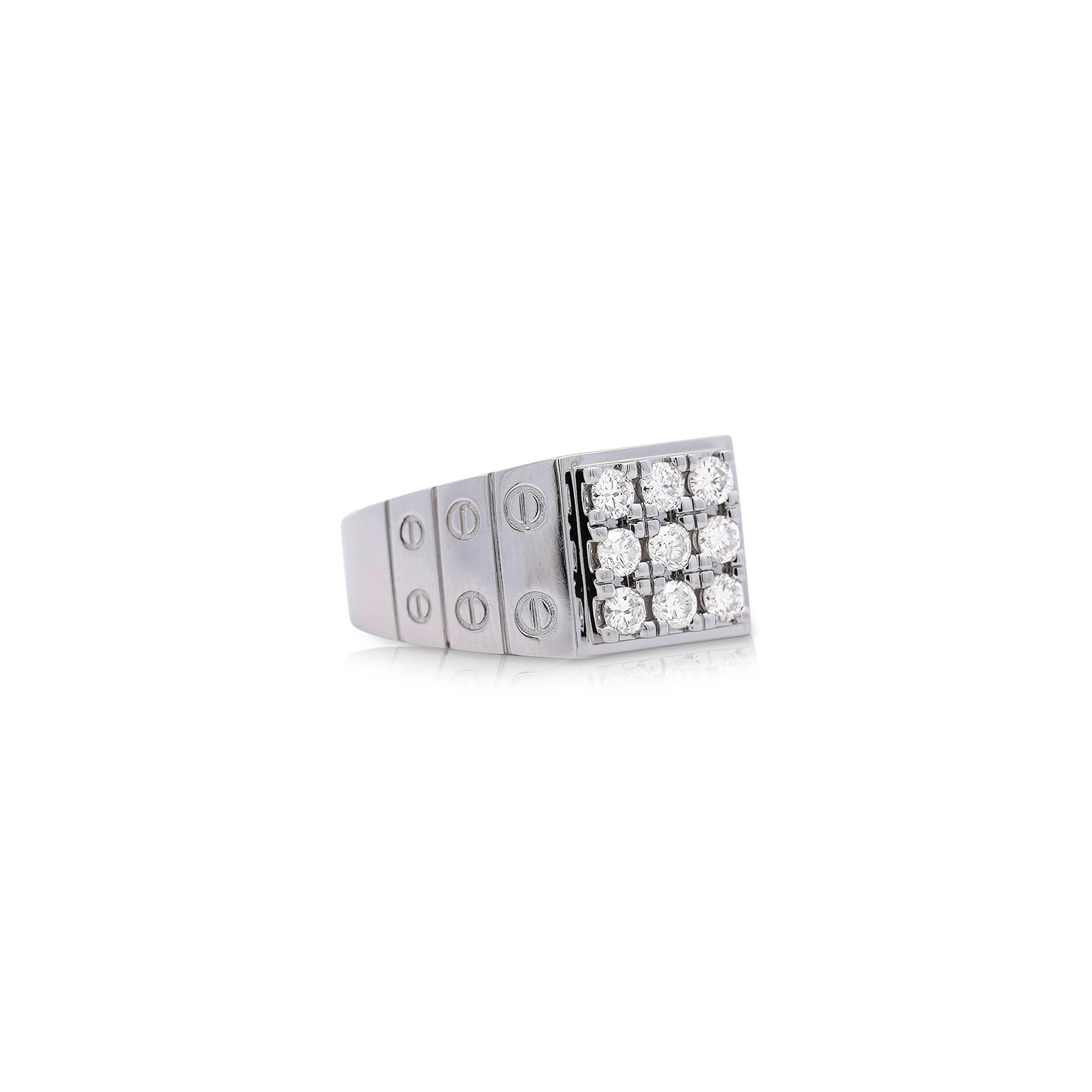 Anello da uomo in oro bianco massiccio 14 carati con diamanti bianchi taglio rotondo naturale.

Con nove diamanti taglio rotondo per un totale di 0,84 carati. I diamanti sono classificati E-F per la brillantezza incolore e VS1-VS2 per la chiarezza.