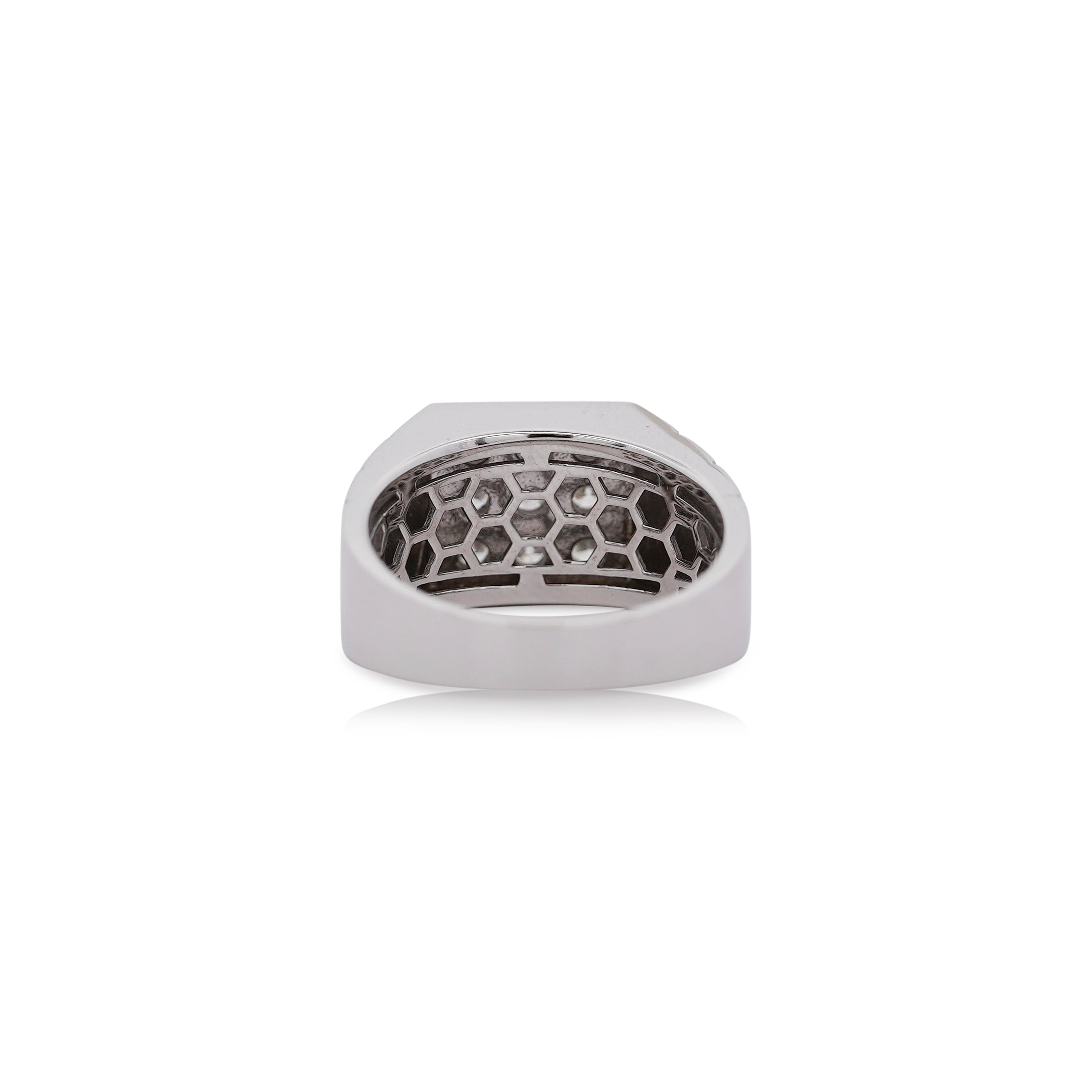 Taglio rotondo Anello in oro bianco 14K con diamante a grappolo per orologio da uomo A Link in vendita