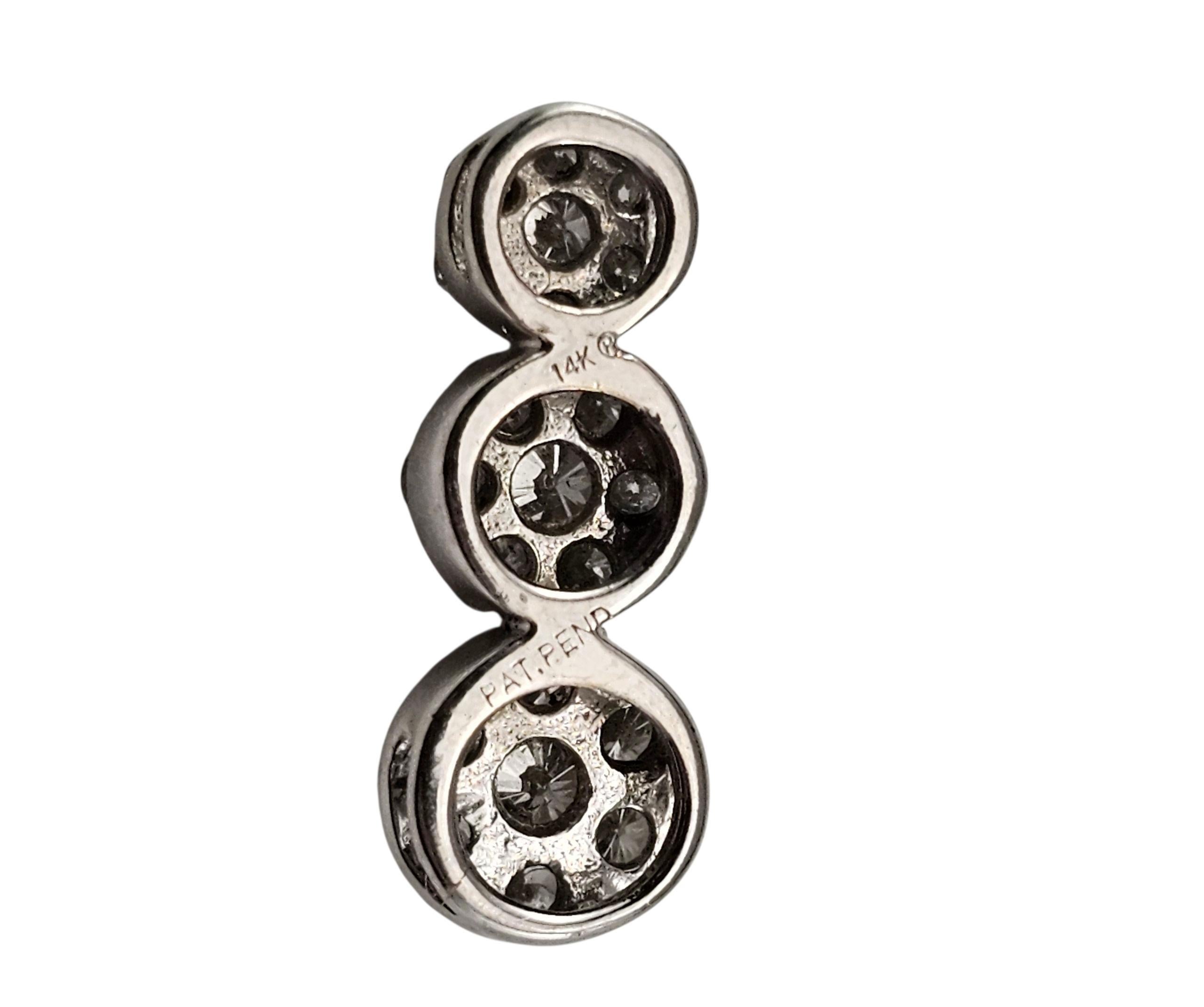 Ciondolo a grappolo con diamanti in oro bianco 14K #23720 In condizioni buone in vendita a Washington Depot, CT