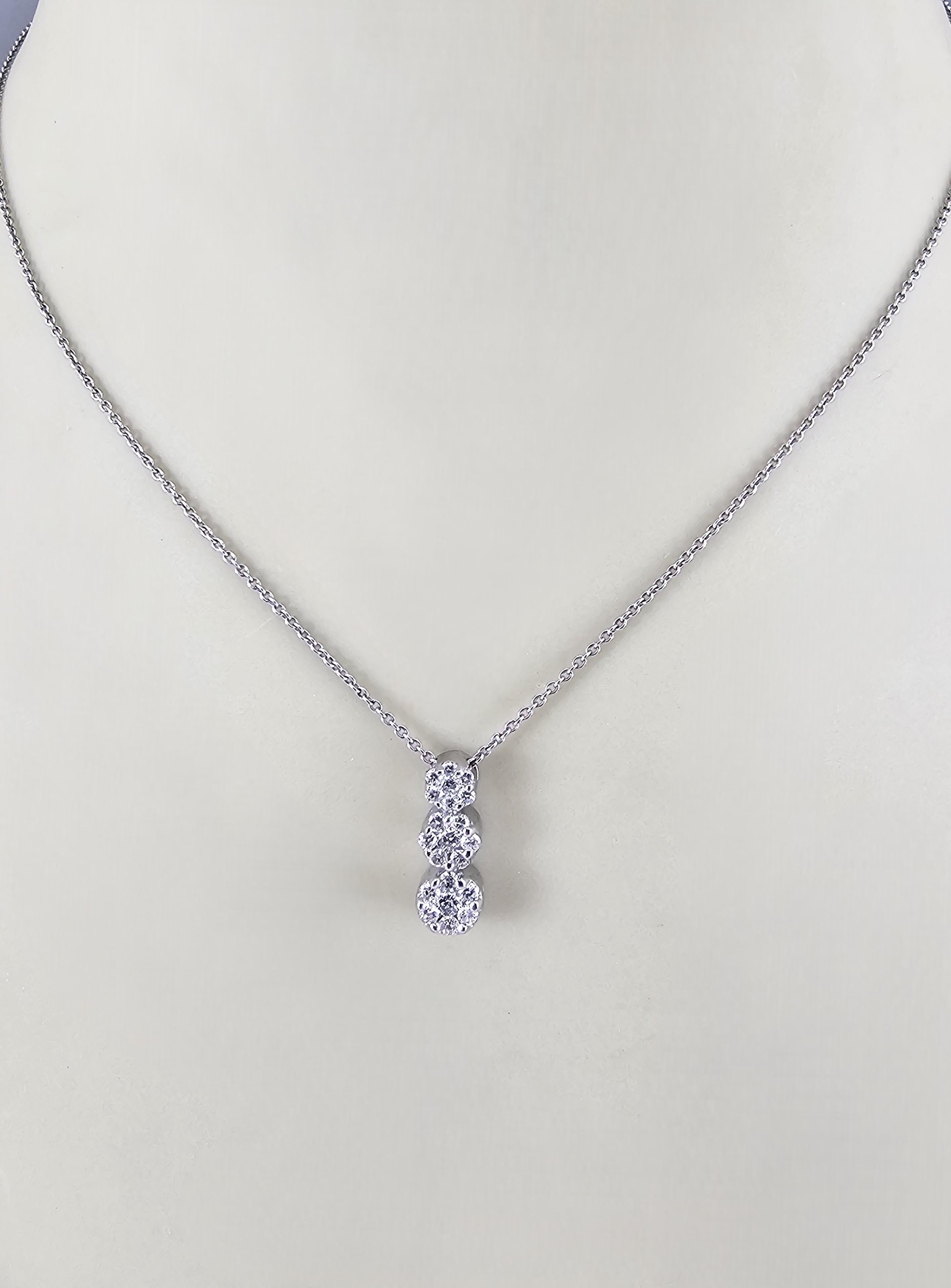 Ciondolo a grappolo con diamanti in oro bianco 14K #23720 in vendita 2