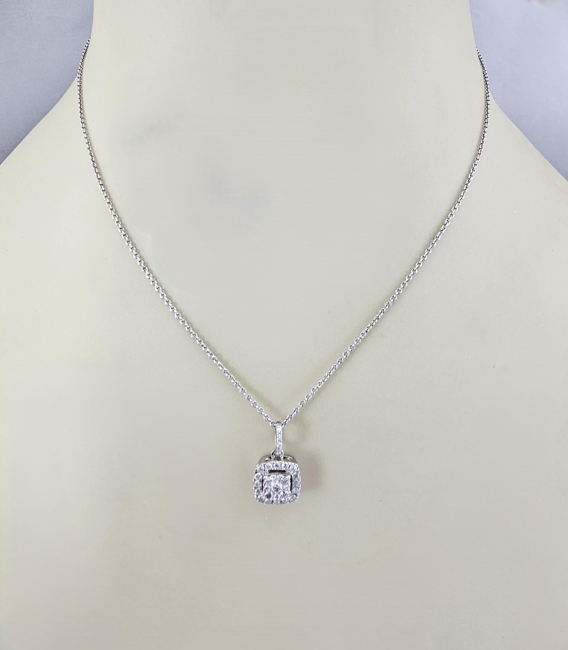 Pendentif en or blanc 14K avec grappes de diamants

Ce pendentif étincelant est orné de 31 diamants ronds de taille brillante sertis dans de l'or blanc 14K classique. Un anneau en diamant ajoute un éclat et une sophistication supplémentaires. Une