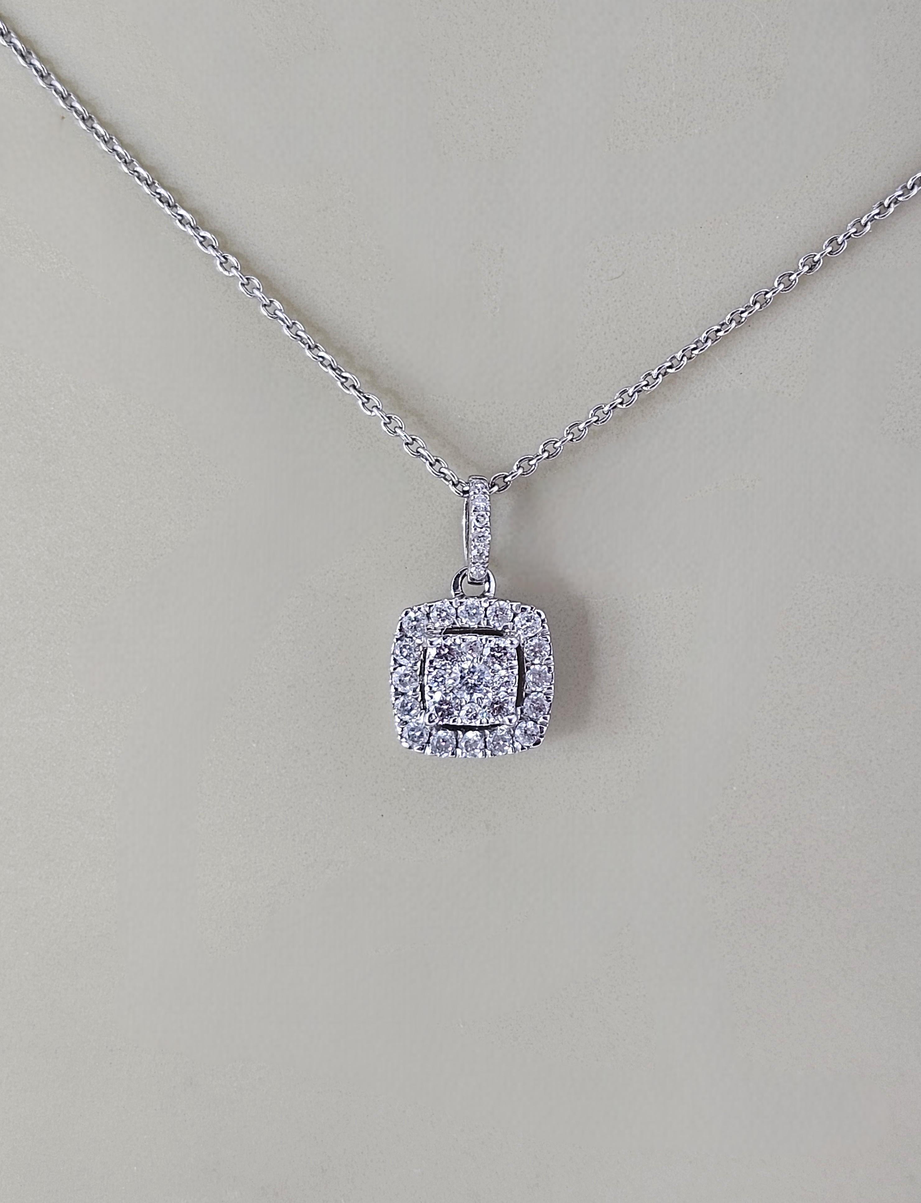 Taille brillant Pendentif grappe de diamants en or blanc 14K #23816 en vente