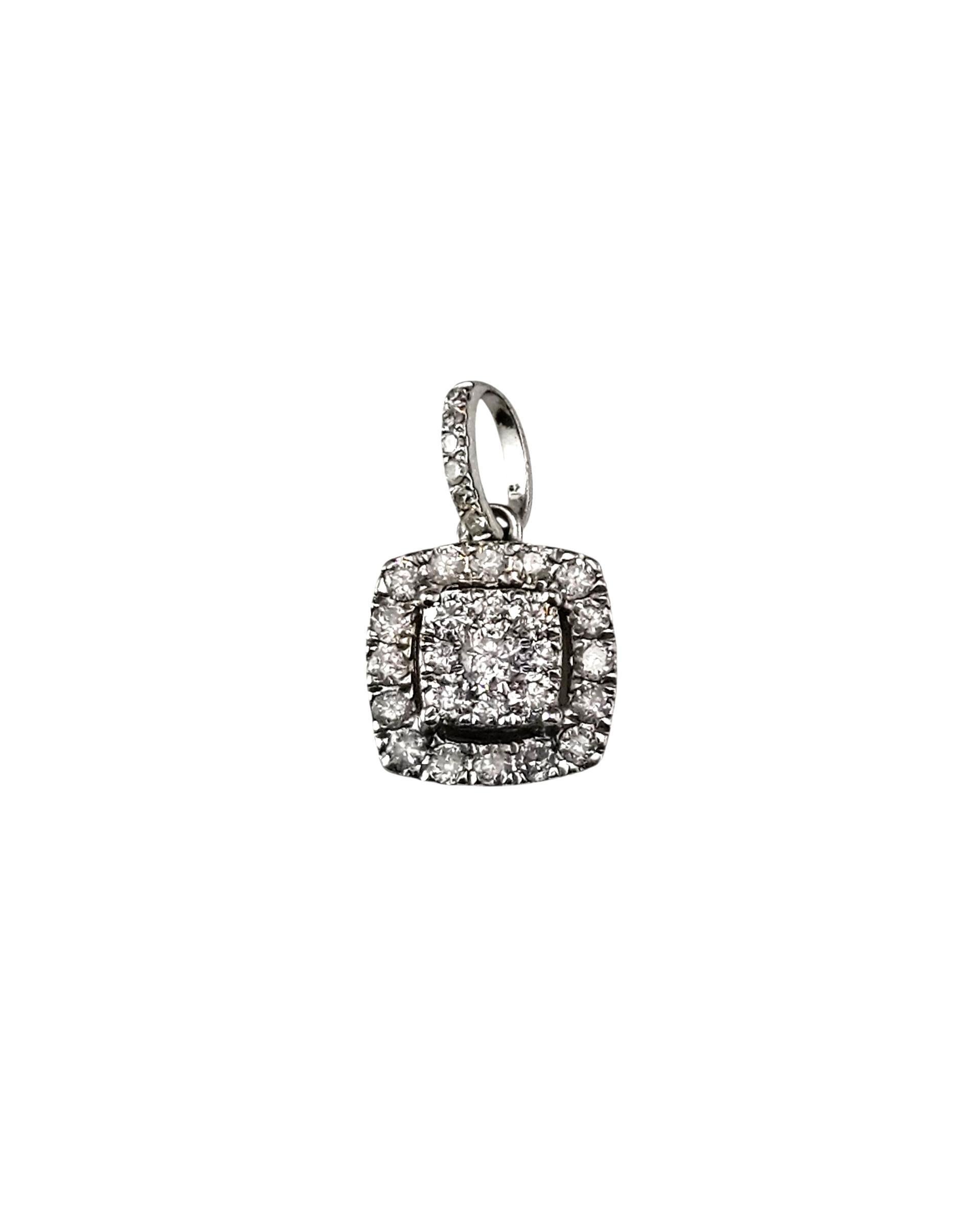 Pendentif grappe de diamants en or blanc 14K #23816 Pour femmes en vente