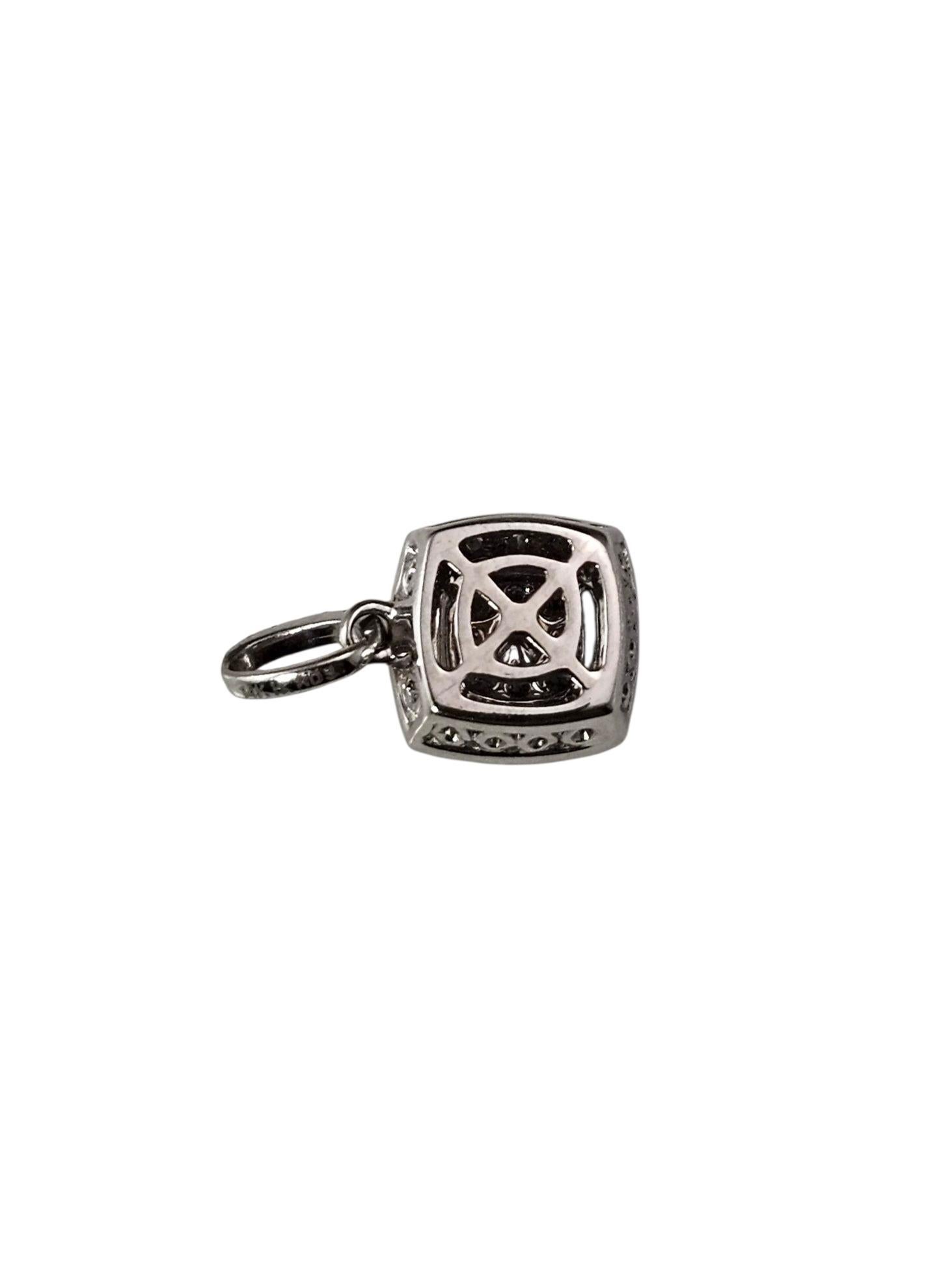 Pendentif grappe de diamants en or blanc 14K #23816 en vente 3