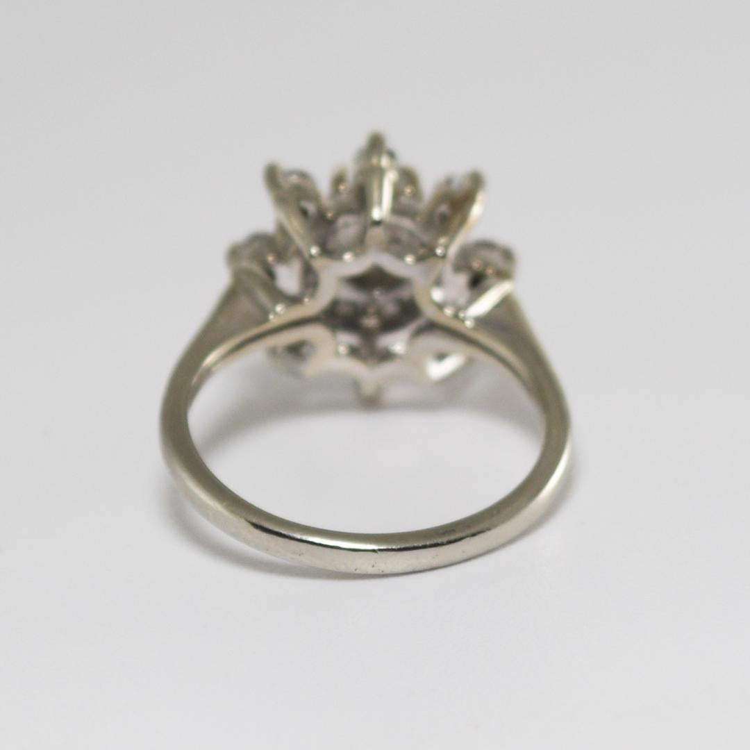 14K Weißgold Diamant-Cluster-Ring mit 0,65 Karat im Zustand „Hervorragend“ im Angebot in Laguna Beach, CA