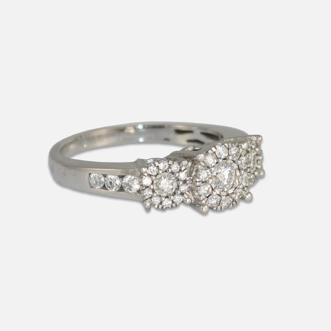 Damenring aus 14-karätigem Weißgold und Diamantcluster.
Tests 14k und wiegt 4,9 Gramm.
Die Diamanten haben einen runden Brillantschliff, insgesamt 0,75 Karat, die Farben h, i, j und die Reinheit Si bis i1.
Sehr attraktive Galeriearbeiten an den