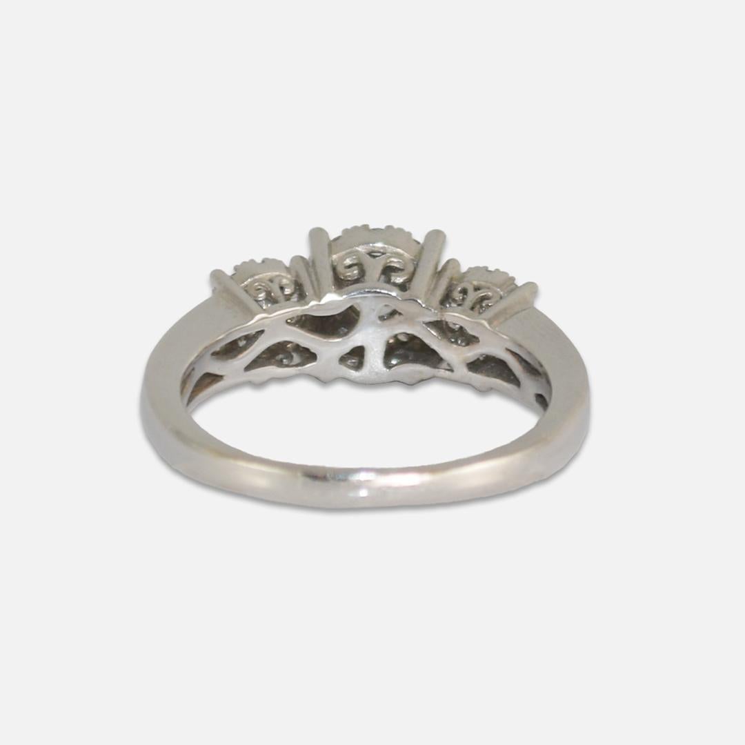 14K Weißgold Diamant-Cluster-Ring mit 0,75 Karat im Zustand „Hervorragend“ im Angebot in Laguna Beach, CA