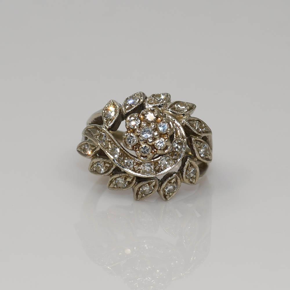 14K White Gold Diamond Cluster Ring.
Weighs 6.7g.
.80tcw, Clarity- SI2-I1 Color - H-I.
Size 6.
The ring can be sized.



