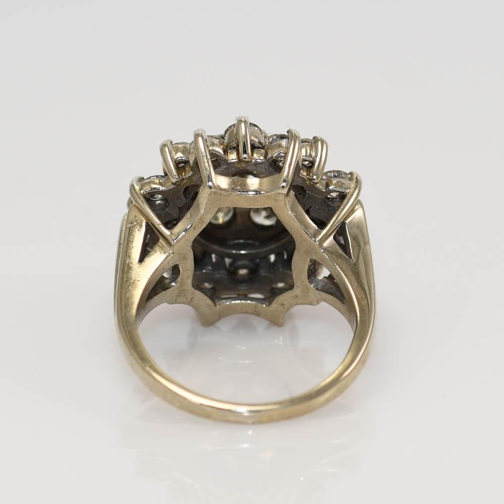 14K White Gold Diamond Cluster Ring 2.30ct In Excellent Condition For Sale In Laguna Beach, CA