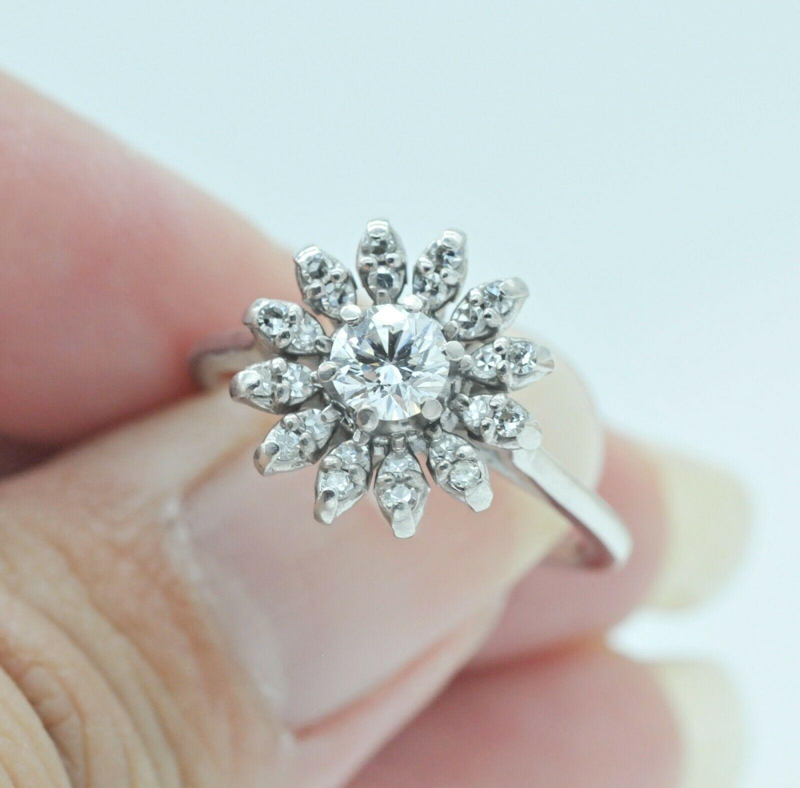  14K WHITE GOLD DIAMOND CLUSTER SUNSHINE RING 6US
Specifications:
    main stone: ROUND DIAMOND APPROX 0.40CTW
    DIAMONDS: 22 PCS ROUND DIAM APPROX 0.16CTW
    carat total weight: APPROX 0.56 CTW
    color: G
    clarity: VS
    brand: NONE
   